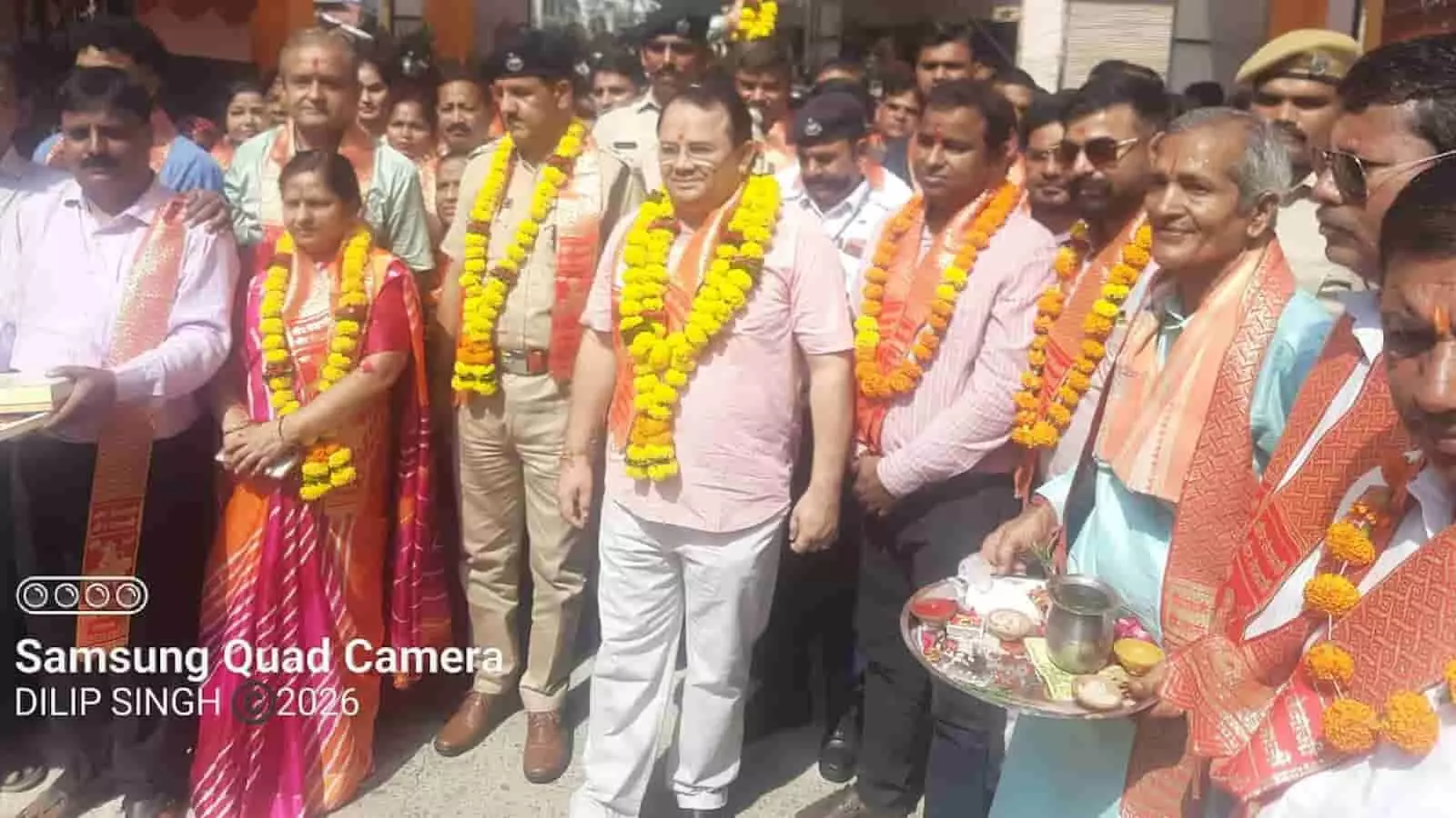 तस्वीर में ब्यावर के तेजा मेले के शुभारंभ पर अधिकारी और लोग फूलमाला पहने खड़े हैं। तस्वीर में ब्यावर के तेजा मेले के शुभारंभ पर अधिकारी और लोग फूलमाला पहने खड़े हैं।