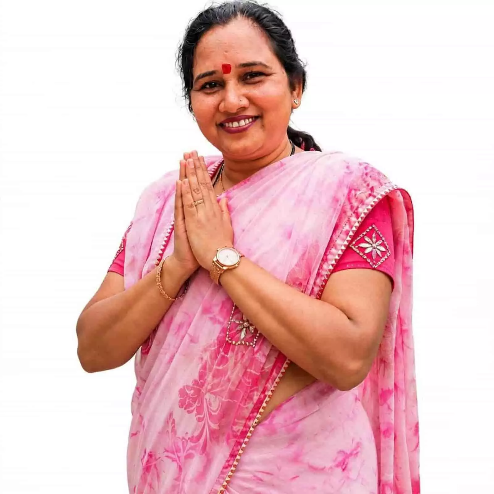 तस्वीर में दिख रही ममता चपलोत गुलाबी साड़ी पहने हाथ जोड़े हुए खड़ी हैं। तस्वीर में दिख रही ममता चपलोत गुलाबी साड़ी पहने हाथ जोड़े हुए खड़ी हैं।