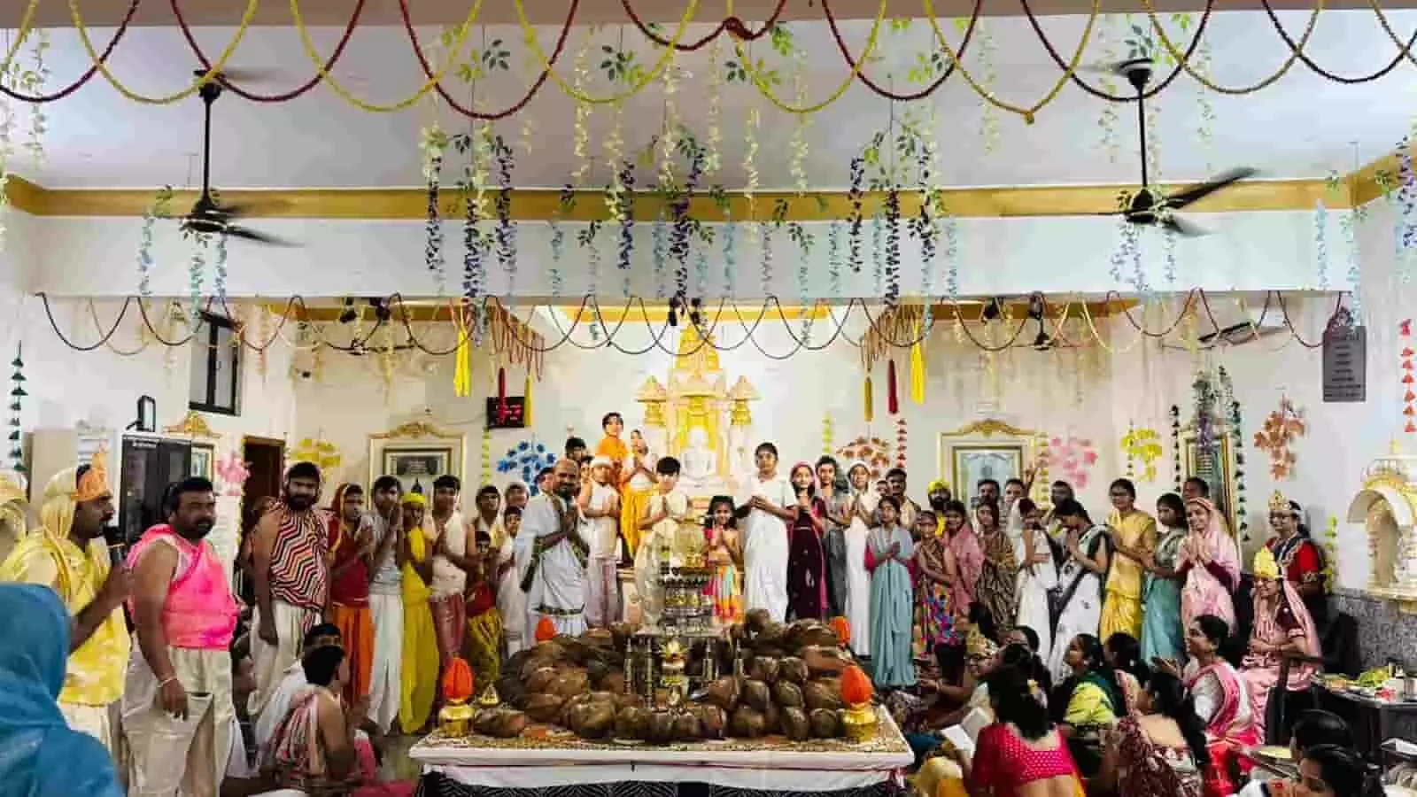 तस्वीर में दिख रही जैन मंदिर के मंडप में सजावट के बीच हाथ जोड़े खड़े बच्चे और समाज के लोग। तस्वीर में दिख रही जैन मंदिर के मंडप में सजावट के बीच हाथ जोड़े खड़े बच्चे और समाज के लोग।