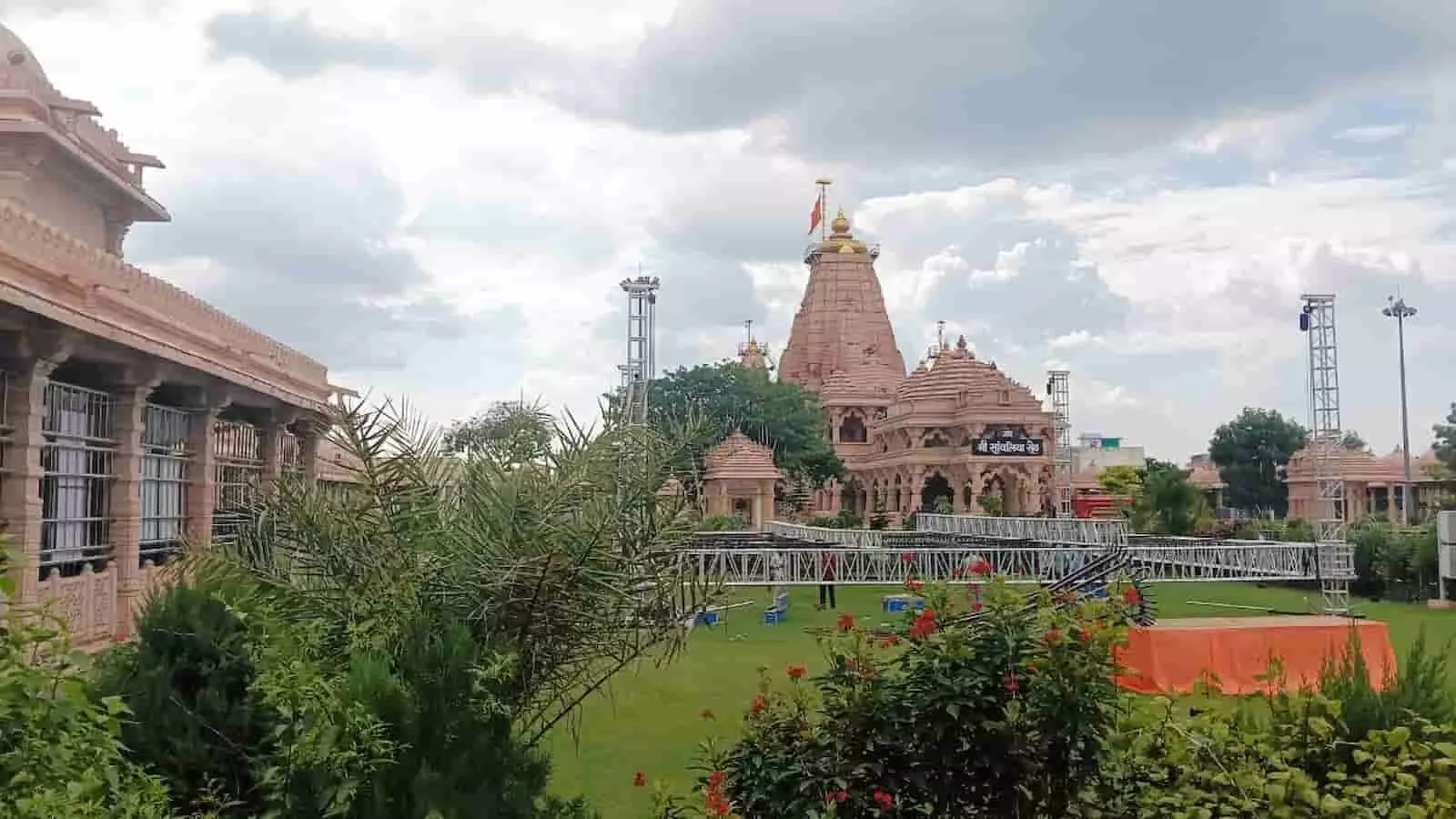 तस्वीर में दिख रही श्री सांवलियाजी मंदिर की मुख्य इमारत, शिखरों और प्रांगण का दृश्य। तस्वीर में दिख रही श्री सांवलियाजी मंदिर की मुख्य इमारत, शिखरों और प्रांगण का दृश्य।