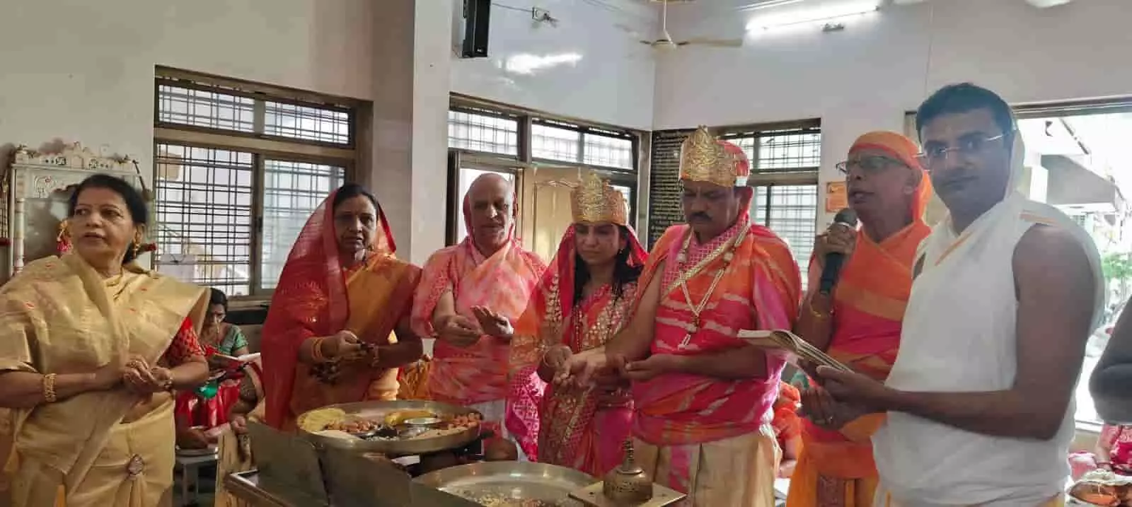 तस्वीर में जिनालय के भीतर पारंपरिक परिधान पहने श्रद्धालु धार्मिक अनुष्ठान और पूजा कर रहे हैं। तस्वीर में जिनालय के भीतर पारंपरिक परिधान पहने श्रद्धालु धार्मिक अनुष्ठान और पूजा कर रहे हैं।
