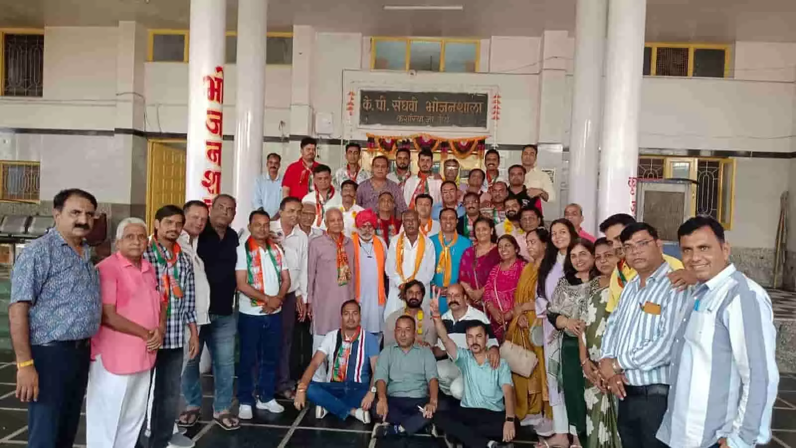 तस्वीर में ऋषभदेव के भोजनशाला परिसर के बाहर उदयपुर के नवनिर्वाचित पार्षद और जनप्रतिनिधि एक साथ खड़े हैं। तस्वीर में ऋषभदेव के भोजनशाला परिसर के बाहर उदयपुर के नवनिर्वाचित पार्षद और जनप्रतिनिधि एक साथ खड़े हैं।
