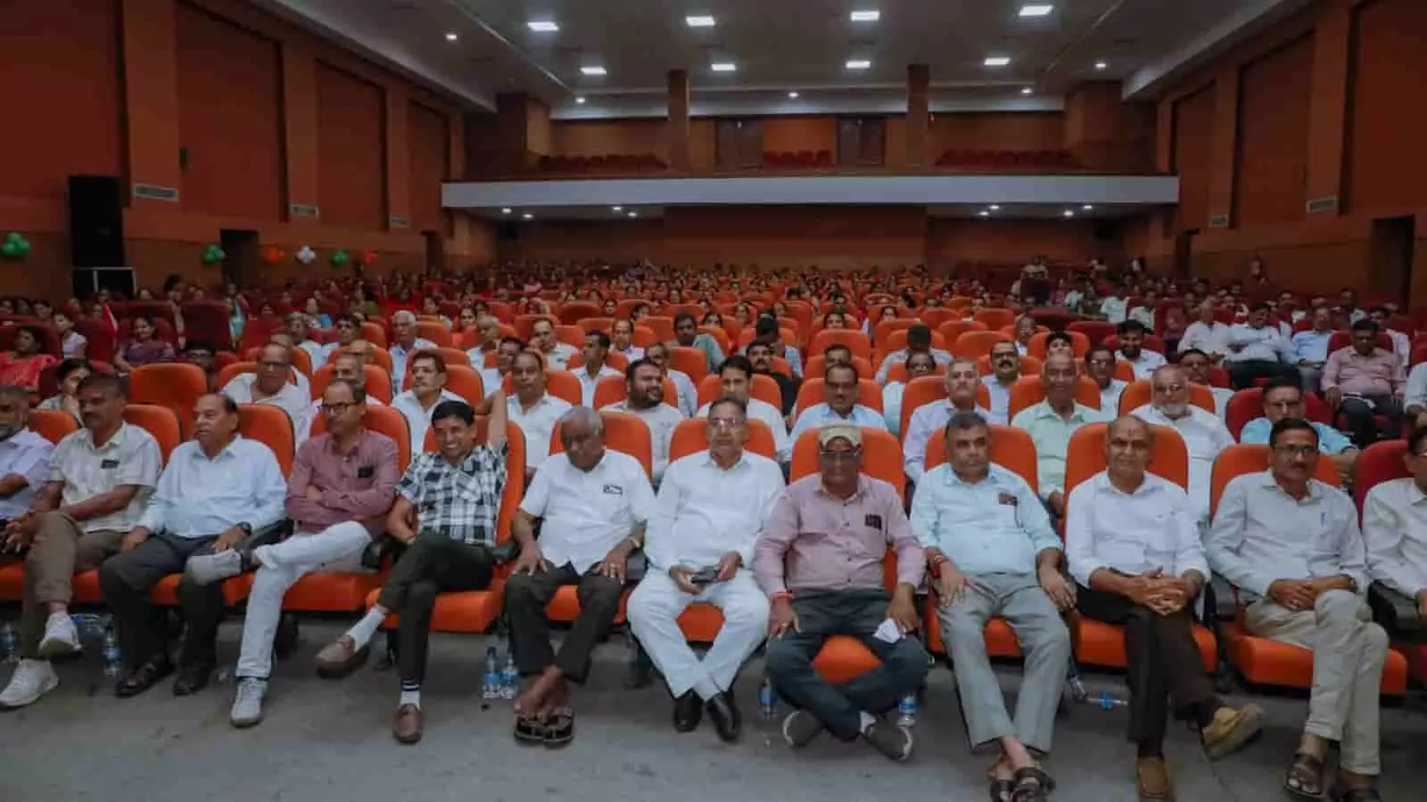 तस्वीर में ऑडिटोरियम के भीतर लाल रंग की कुर्सियों पर बैठे लोग सभा में उपस्थित दिखाई दे रहे हैं। तस्वीर में ऑडिटोरियम के भीतर लाल रंग की कुर्सियों पर बैठे लोग सभा में उपस्थित दिखाई दे रहे हैं।