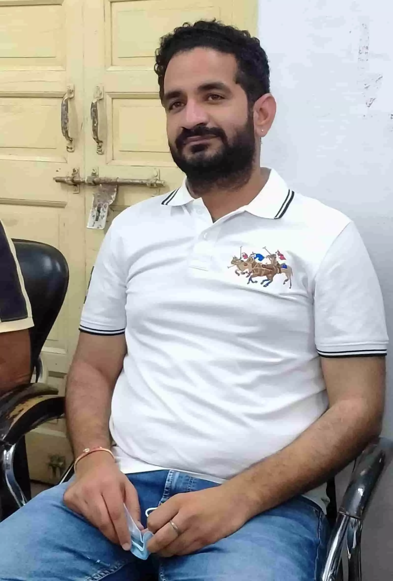 तस्वीर में रोनक सोनी कुर्सी पर बैठे हैं और हाथ में मास्क पकड़े हुए हैं। तस्वीर में रोनक सोनी कुर्सी पर बैठे हैं और हाथ में मास्क पकड़े हुए हैं।