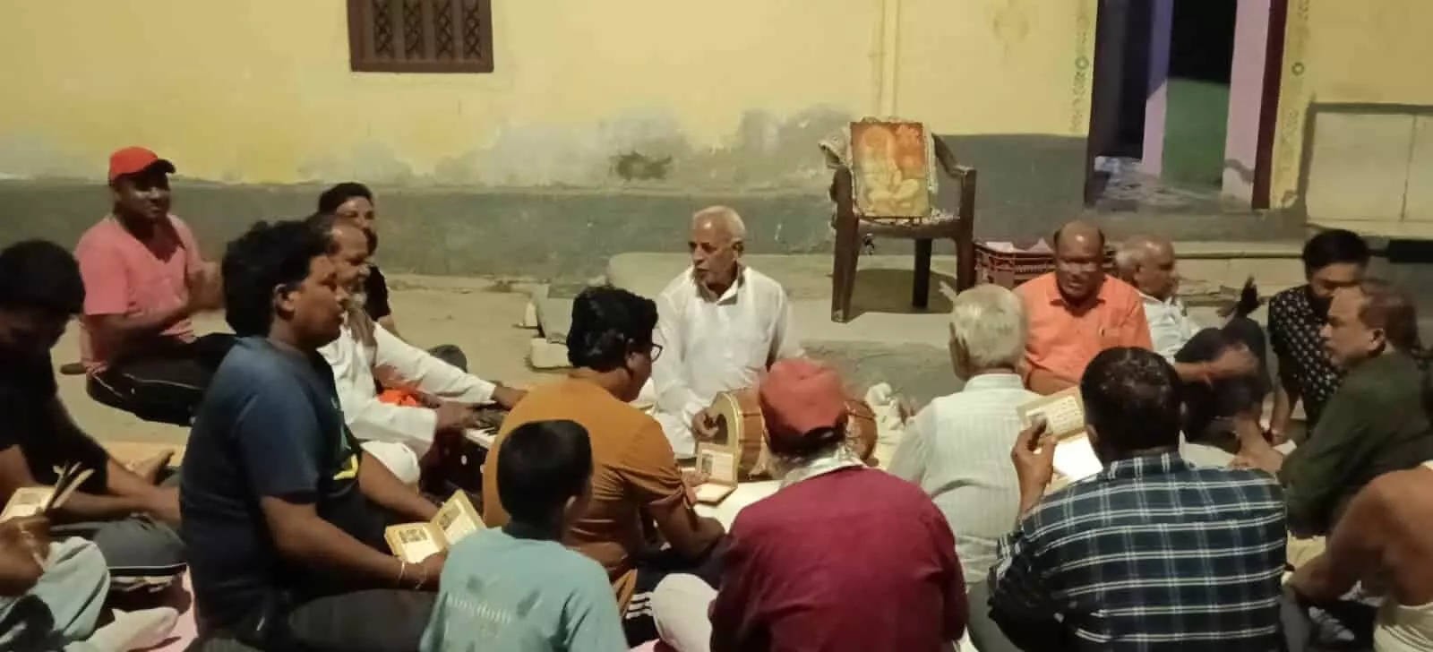 तस्वीर में दिख रहे श्रद्धालु वाल्मीकि बस्ती में बैठकर वाद्य यंत्रों के साथ धार्मिक पाठ कर रहे हैं। तस्वीर में दिख रहे श्रद्धालु वाल्मीकि बस्ती में बैठकर वाद्य यंत्रों के साथ धार्मिक पाठ कर रहे हैं।
