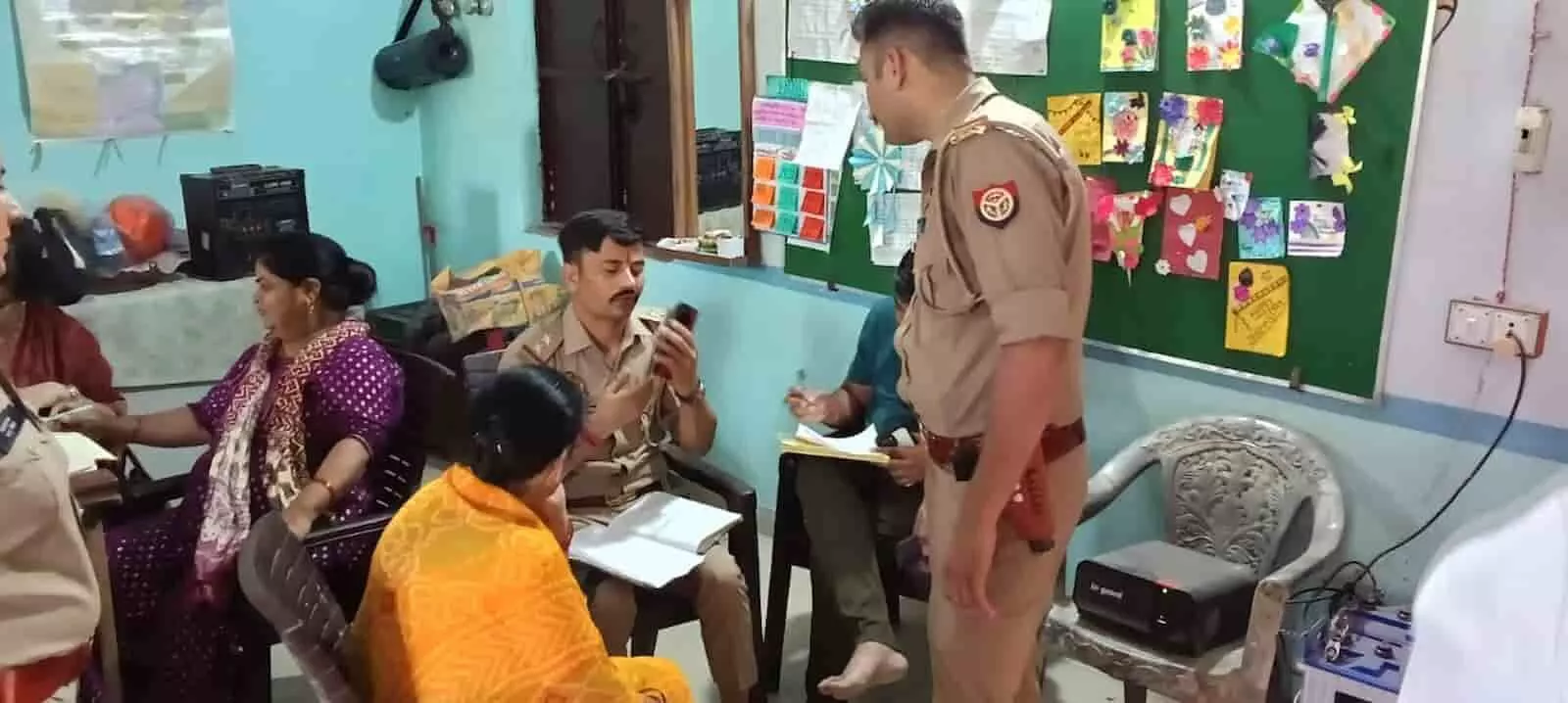 तस्वीर में बाएँ से दाएँ महिलाएँ बैठी हैं और पुलिस अधिकारी उनसे बातचीत कर रहे हैं। तस्वीर में बाएँ से दाएँ महिलाएँ बैठी हैं और पुलिस अधिकारी उनसे बातचीत कर रहे हैं।