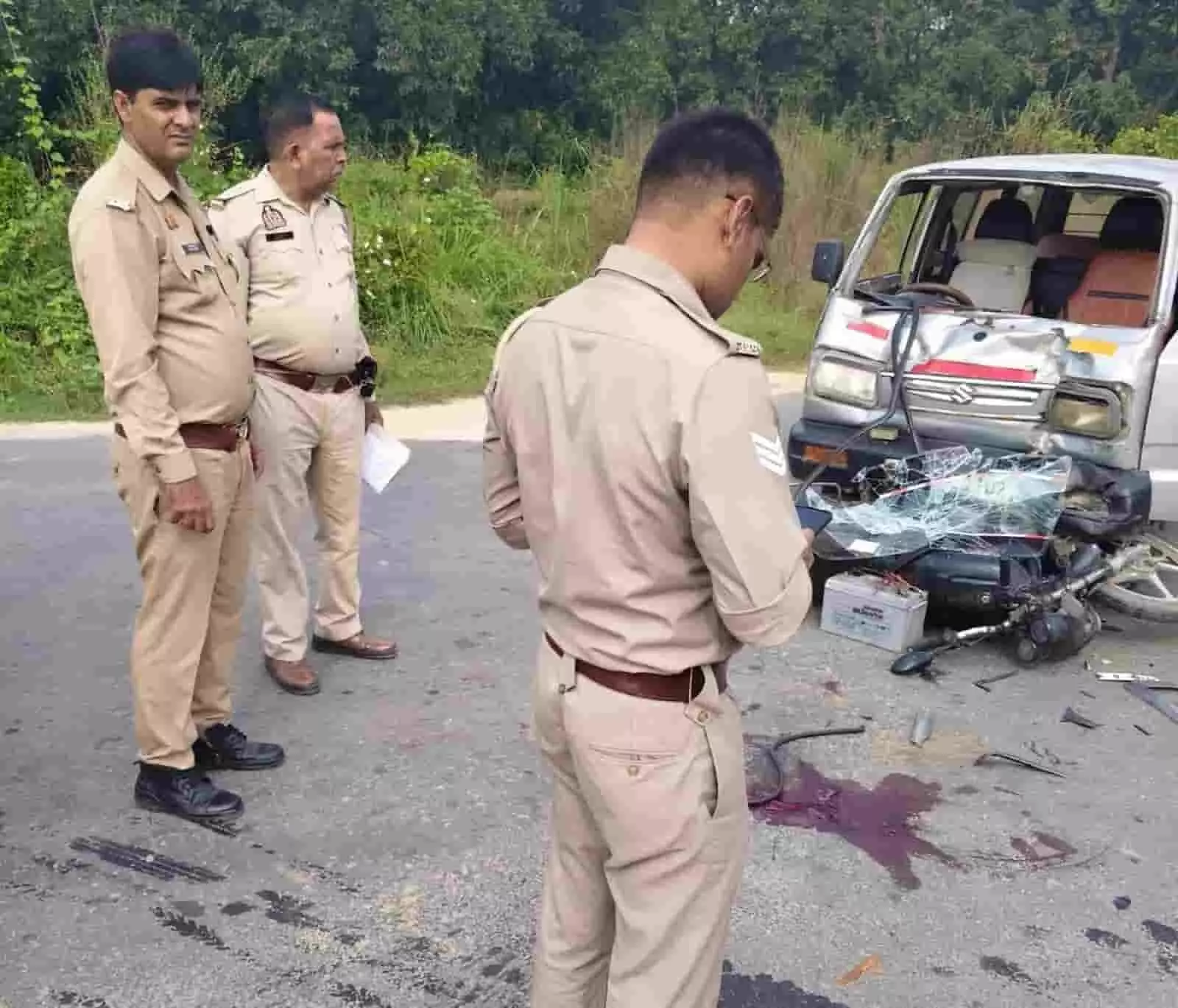 तस्वीर में पुलिसकर्मी क्षतिग्रस्त कार और बाइक के पास खड़े होकर स्थिति का जायजा ले रहे हैं। तस्वीर में पुलिसकर्मी क्षतिग्रस्त कार और बाइक के पास खड़े होकर स्थिति का जायजा ले रहे हैं।