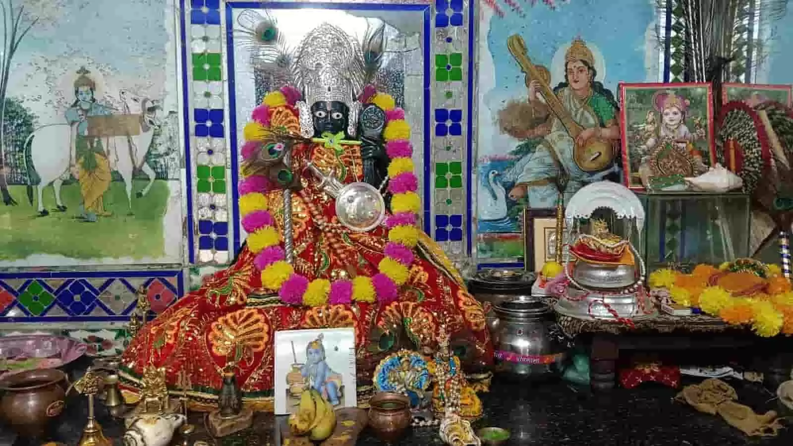 तस्वीर में खेरोदा के मंदिर में सजी हुई ठाकुर जी की प्रतिमा दिखाई दे रही है। तस्वीर में खेरोदा के मंदिर में सजी हुई ठाकुर जी की प्रतिमा दिखाई दे रही है।