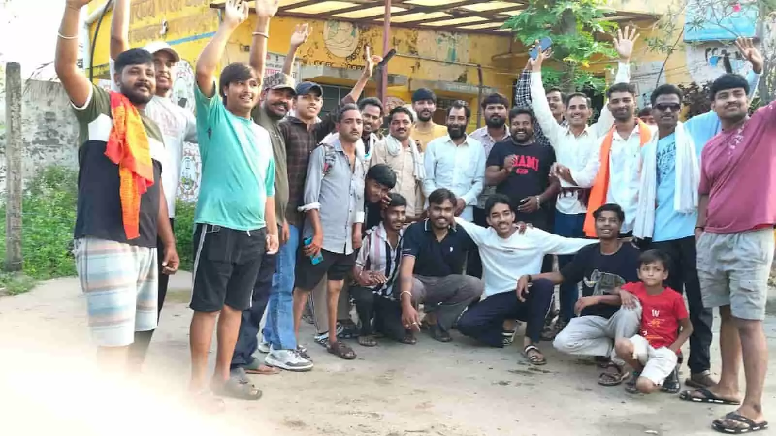 तस्वीर में कांकरवा गांव में पदयात्रा के लिए हाथ उठाकर उत्साह मनाते हुए श्रद्धालु दिख रहे हैं। तस्वीर में कांकरवा गांव में पदयात्रा के लिए हाथ उठाकर उत्साह मनाते हुए श्रद्धालु दिख रहे हैं।