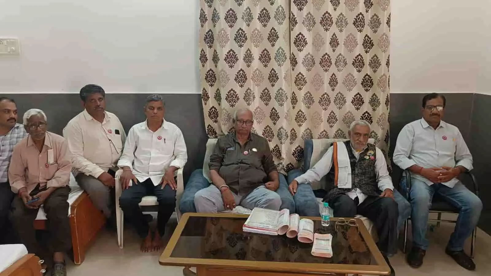 तस्वीर में बाएं से दाएं बैठे विदर्भवादी नेता और कार्यकर्ता एक टेबल के सामने प्रेस वार्ता में शामिल हैं। तस्वीर में बाएं से दाएं बैठे विदर्भवादी नेता और कार्यकर्ता एक टेबल के सामने प्रेस वार्ता में शामिल हैं।