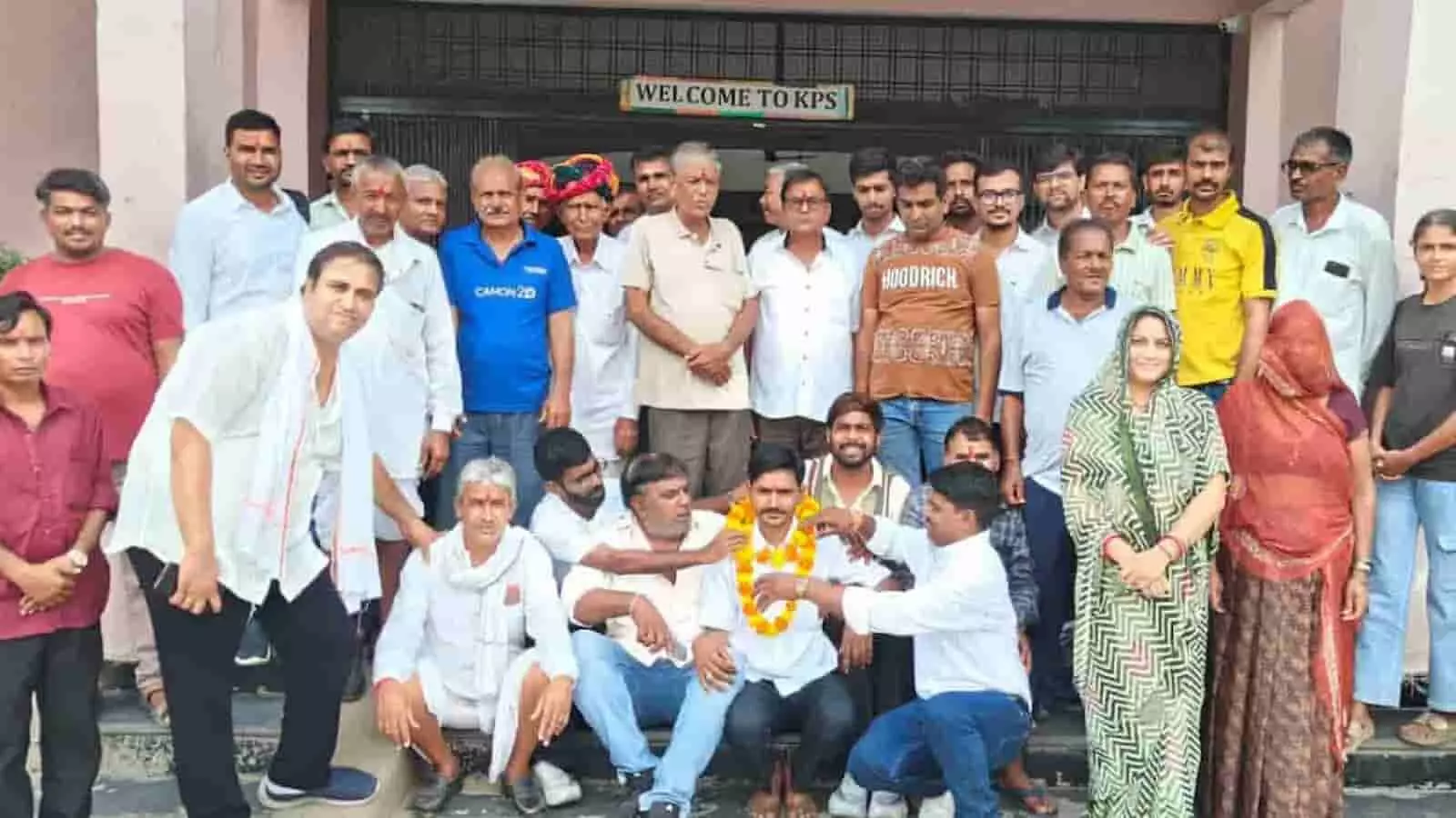 तस्वीर में आकोला नगरपालिका परिसर के बाहर नवनिर्वाचित अध्यक्ष प्रकाश चन्द्र रैगर को माला पहनाते हुए समर्थक। तस्वीर में आकोला नगरपालिका परिसर के बाहर नवनिर्वाचित अध्यक्ष प्रकाश चन्द्र रैगर को माला पहनाते हुए समर्थक।