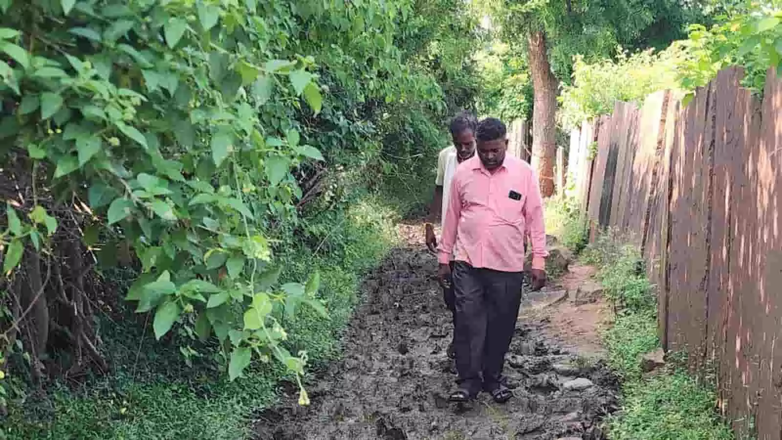 तस्वीर में शिवपुरी के बंजारी माता मार्ग पर कीचड़ भरे रास्ते से गुजरते लोग दिख रहे हैं। तस्वीर में शिवपुरी के बंजारी माता मार्ग पर कीचड़ भरे रास्ते से गुजरते लोग दिख रहे हैं।