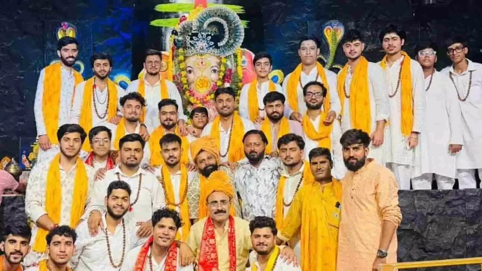 तस्वीर में हापुड़ के मंदिर में गणेश उत्सव के दौरान पारंपरिक वस्त्रों में नजर आ रहे श्रद्धालु। तस्वीर में हापुड़ के मंदिर में गणेश उत्सव के दौरान पारंपरिक वस्त्रों में नजर आ रहे श्रद्धालु।