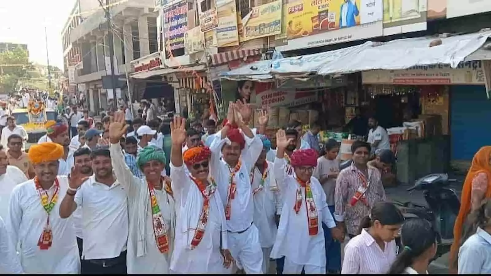 तस्वीर में पारंपरिक पोशाक पहने हुए लोग गंगापुर बाजार में तेजा दशमी शोभायात्रा के दौरान नजर आ रहे हैं. तस्वीर में पारंपरिक पोशाक पहने हुए लोग गंगापुर बाजार में तेजा दशमी शोभायात्रा के दौरान नजर आ रहे हैं.