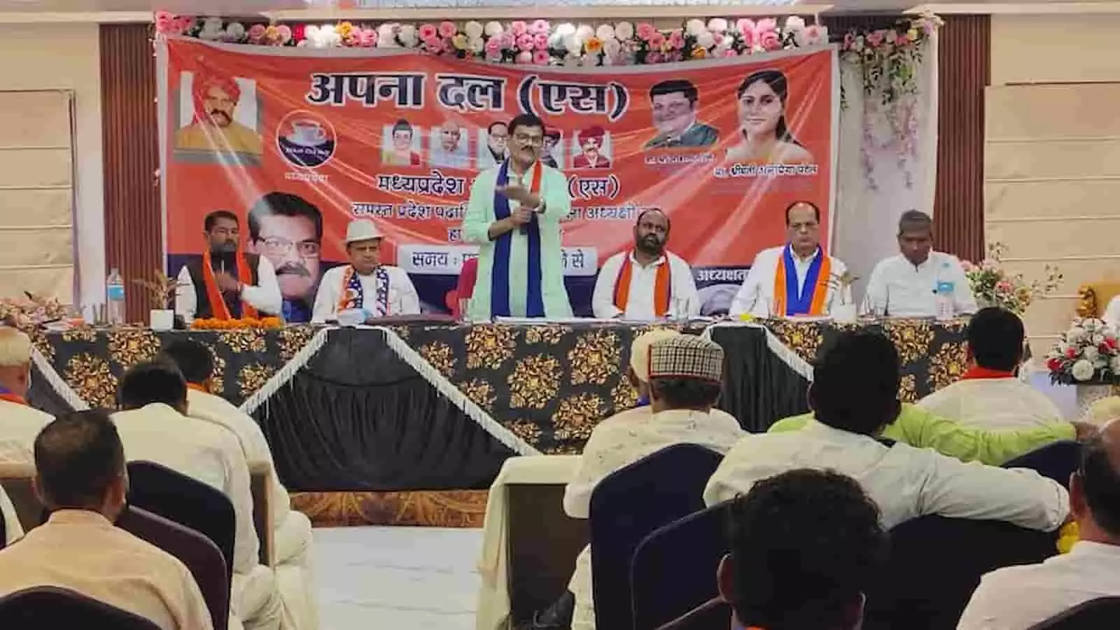 तस्वीर में भोपाल के समारोह में मंच पर खड़े वक्ता और सामने बैठे लोग दिख रहे हैं। तस्वीर में भोपाल के समारोह में मंच पर खड़े वक्ता और सामने बैठे लोग दिख रहे हैं।