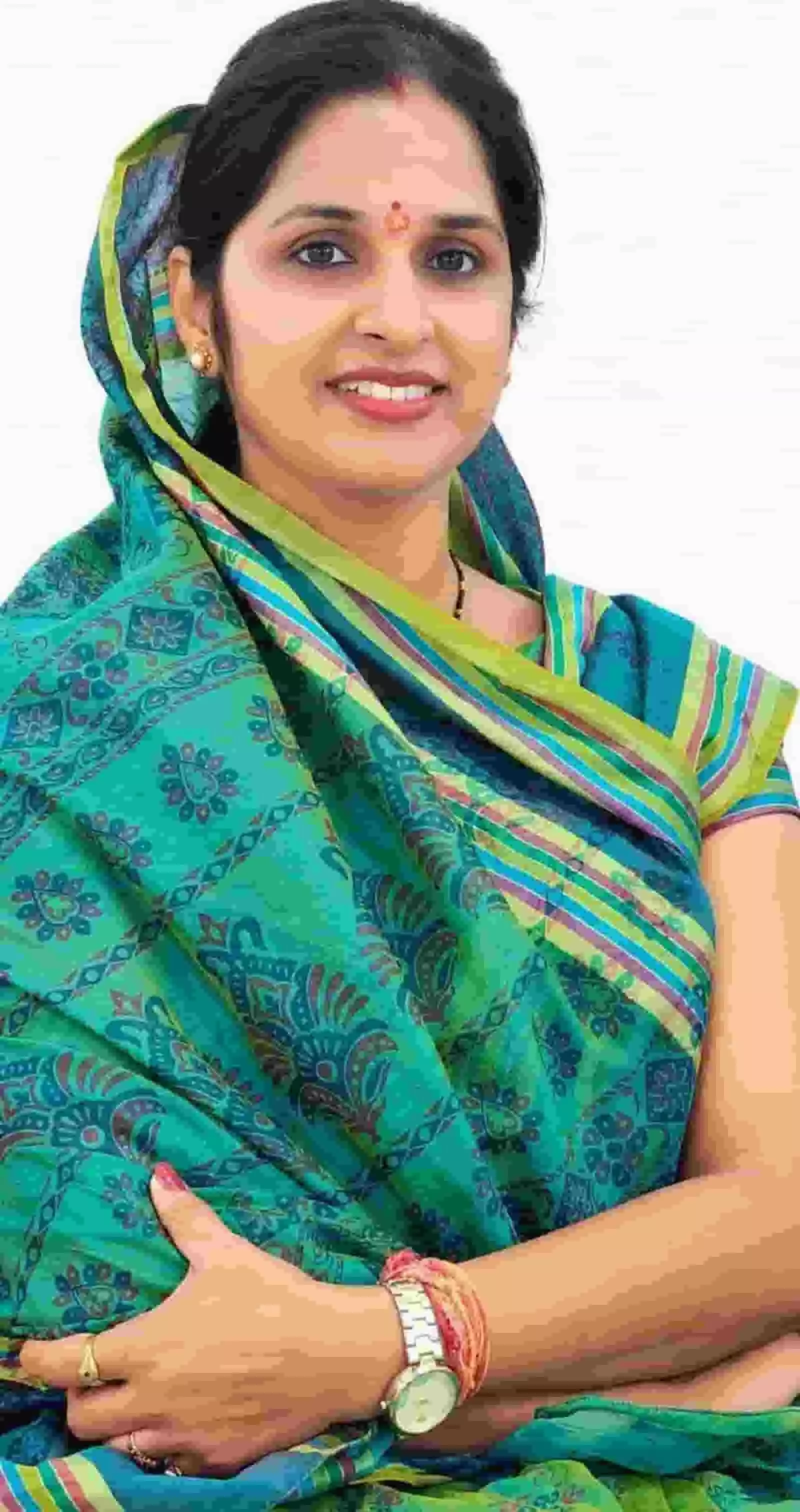 तस्वीर में दिख रही शीतल राठौर हरे रंग की साड़ी पहने कैमरे के सामने पोज दे रही हैं। तस्वीर में दिख रही शीतल राठौर हरे रंग की साड़ी पहने कैमरे के सामने पोज दे रही हैं।