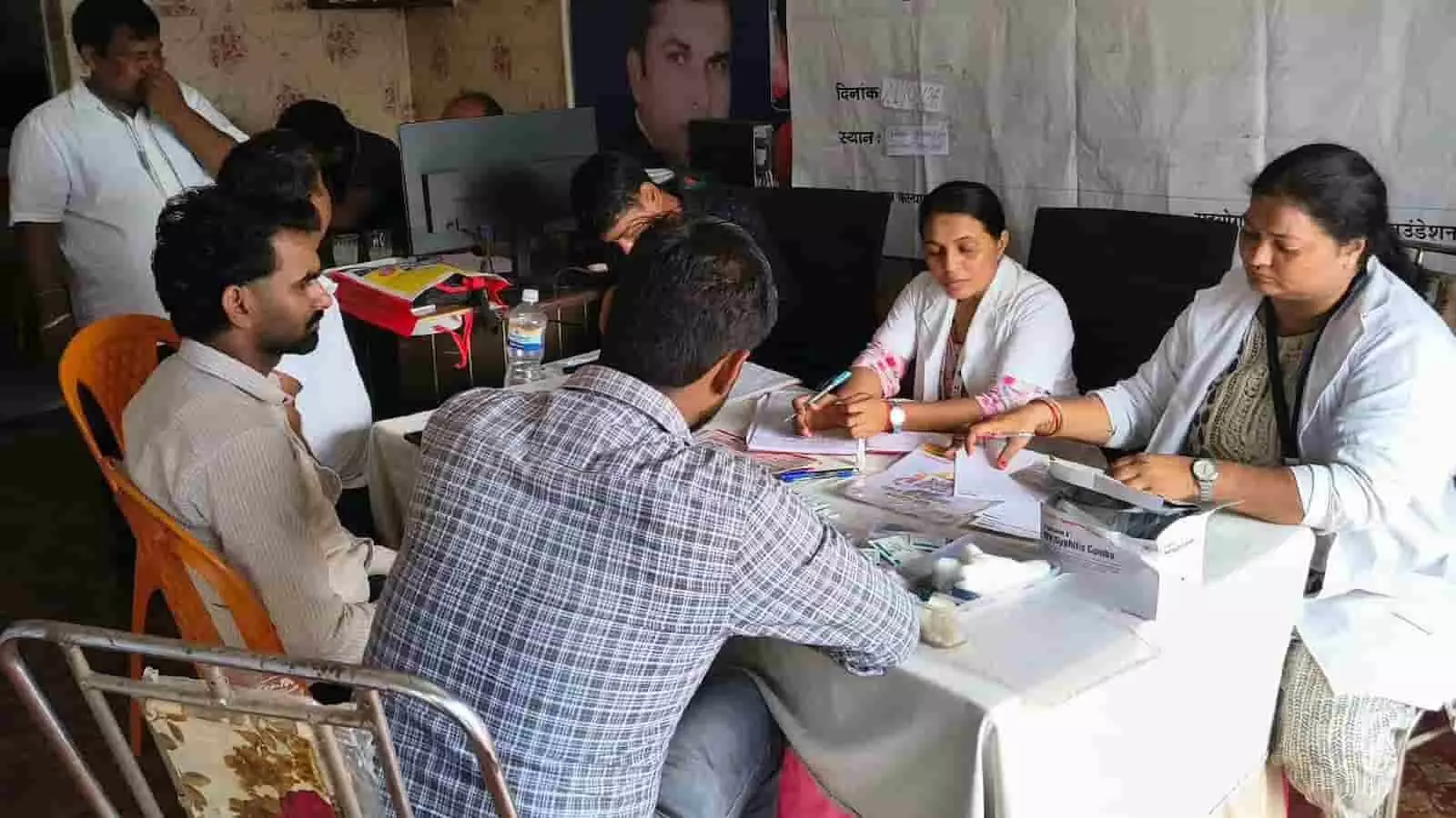 तस्वीर में चिकित्सक चन्दौली के स्वास्थ्य शिविर में मरीजों की जांच करते हुए दिखाई दे रहे हैं। तस्वीर में चिकित्सक चन्दौली के स्वास्थ्य शिविर में मरीजों की जांच करते हुए दिखाई दे रहे हैं।