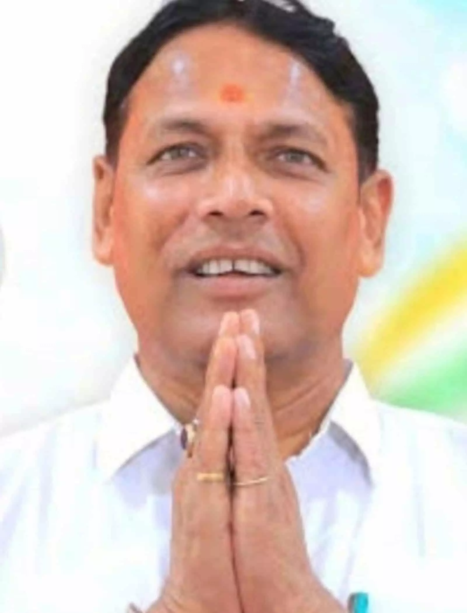 तस्वीर में सफेद शर्ट पहने कांग्रेस नेता प्रमोद जैन भाया दोनों हाथ जोड़कर मुस्कुराते हुए दिख रहे हैं। तस्वीर में सफेद शर्ट पहने कांग्रेस नेता प्रमोद जैन भाया दोनों हाथ जोड़कर मुस्कुराते हुए दिख रहे हैं।