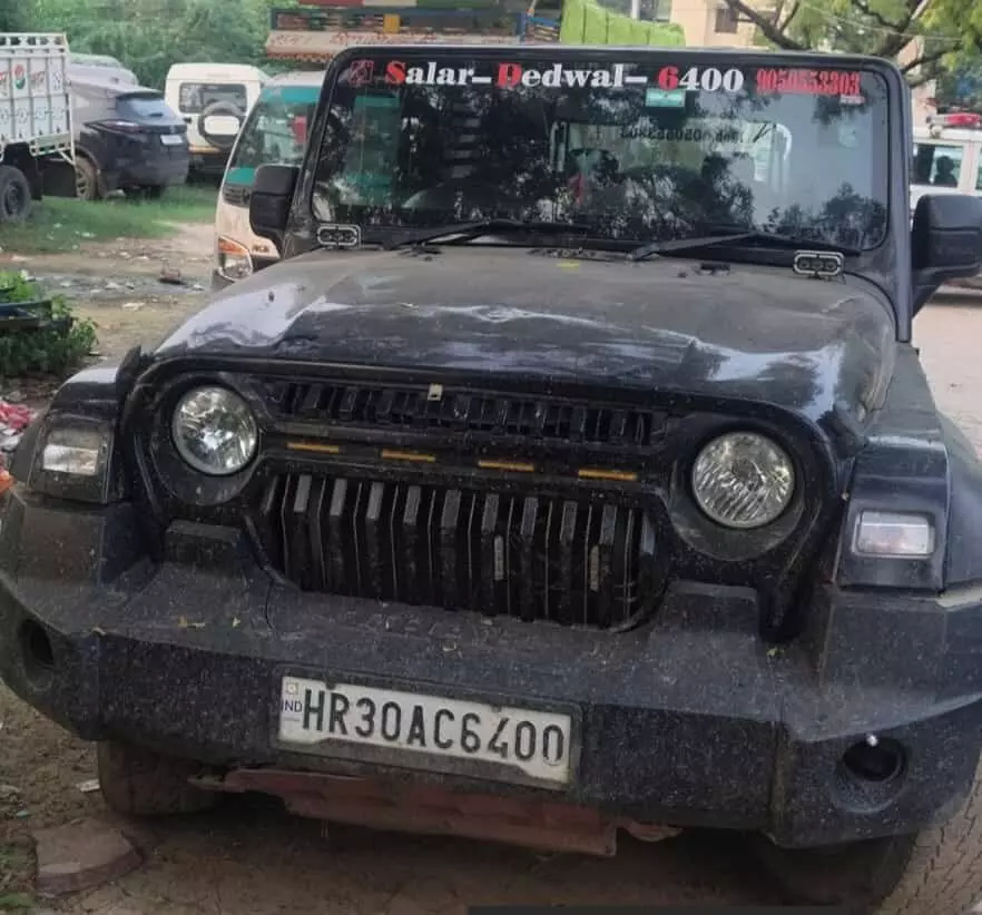 तस्वीर में खुले स्थान पर सड़क के किनारे एक काले रंग की थार गाड़ी खड़ी नजर आ रही है. तस्वीर में खुले स्थान पर सड़क के किनारे एक काले रंग की थार गाड़ी खड़ी नजर आ रही है.