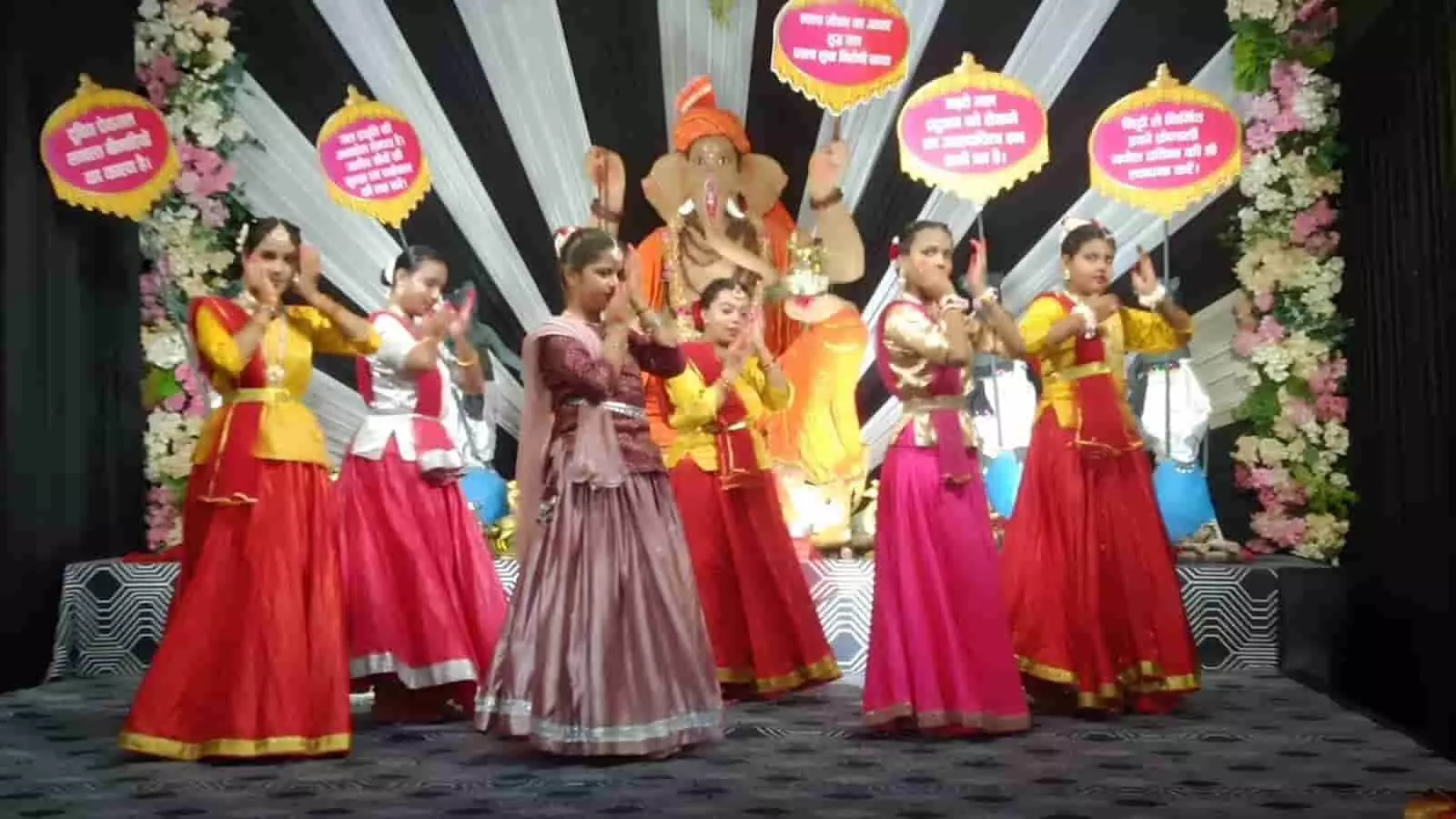 तस्वीर में बाएं से दाएं मंच पर विभिन्न पारंपरिक वेशभूषा में नृत्य मुद्रा में लड़कियां नजर आ रही हैं. तस्वीर में बाएं से दाएं मंच पर विभिन्न पारंपरिक वेशभूषा में नृत्य मुद्रा में लड़कियां नजर आ रही हैं.