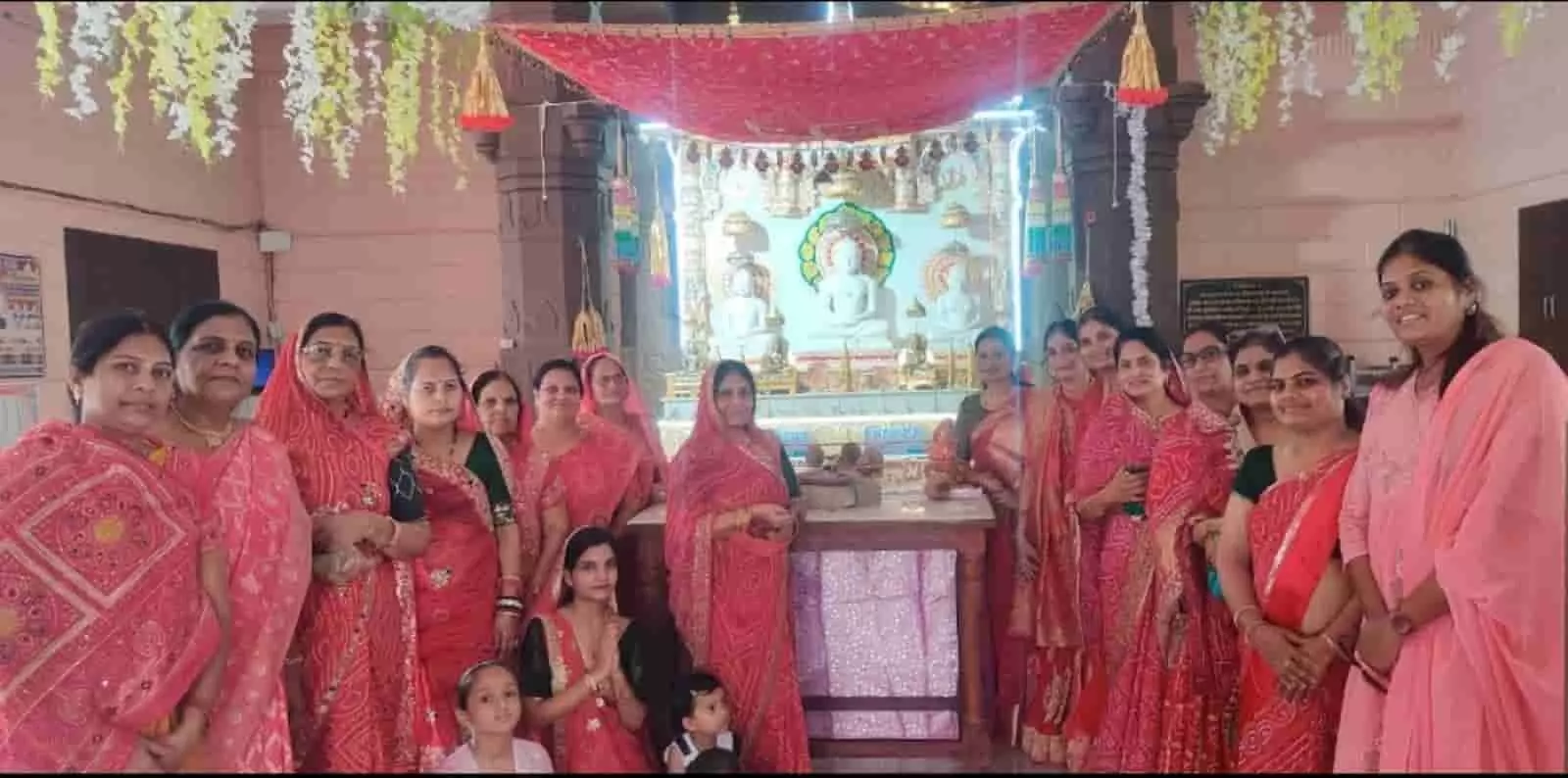 तस्वीर में मंदिर के भीतर लाल साड़ियों में महिलाएं भगवान की प्रतिमा के समक्ष उपस्थित हैं। तस्वीर में मंदिर के भीतर लाल साड़ियों में महिलाएं भगवान की प्रतिमा के समक्ष उपस्थित हैं।