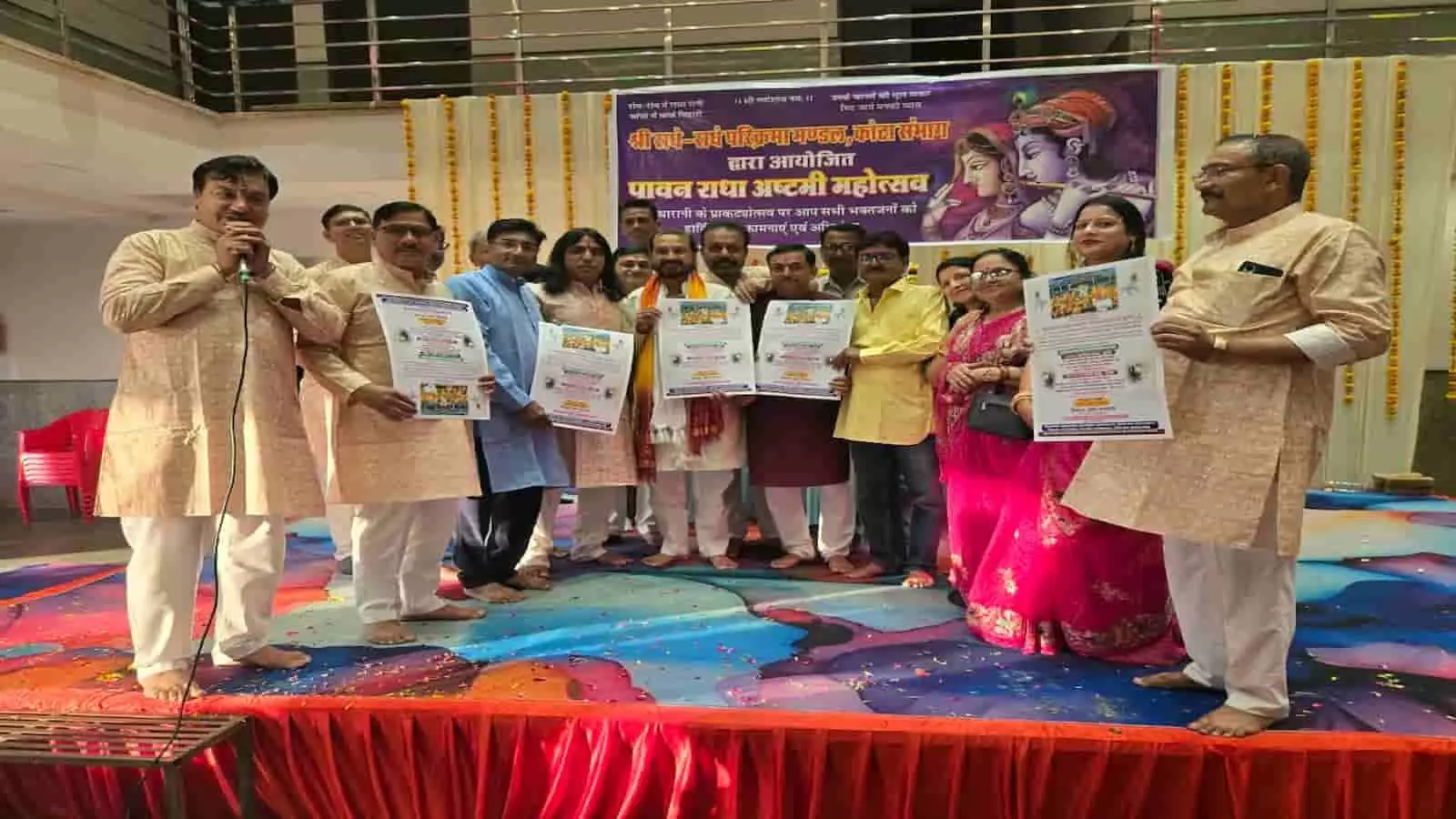 तस्वीर में बाएं से दाएं मंच पर माइक पकड़े व्यक्ति और हाथ में पोस्टर उठाए कई लोग नजर आ रहे हैं। तस्वीर में बाएं से दाएं मंच पर माइक पकड़े व्यक्ति और हाथ में पोस्टर उठाए कई लोग नजर आ रहे हैं।
