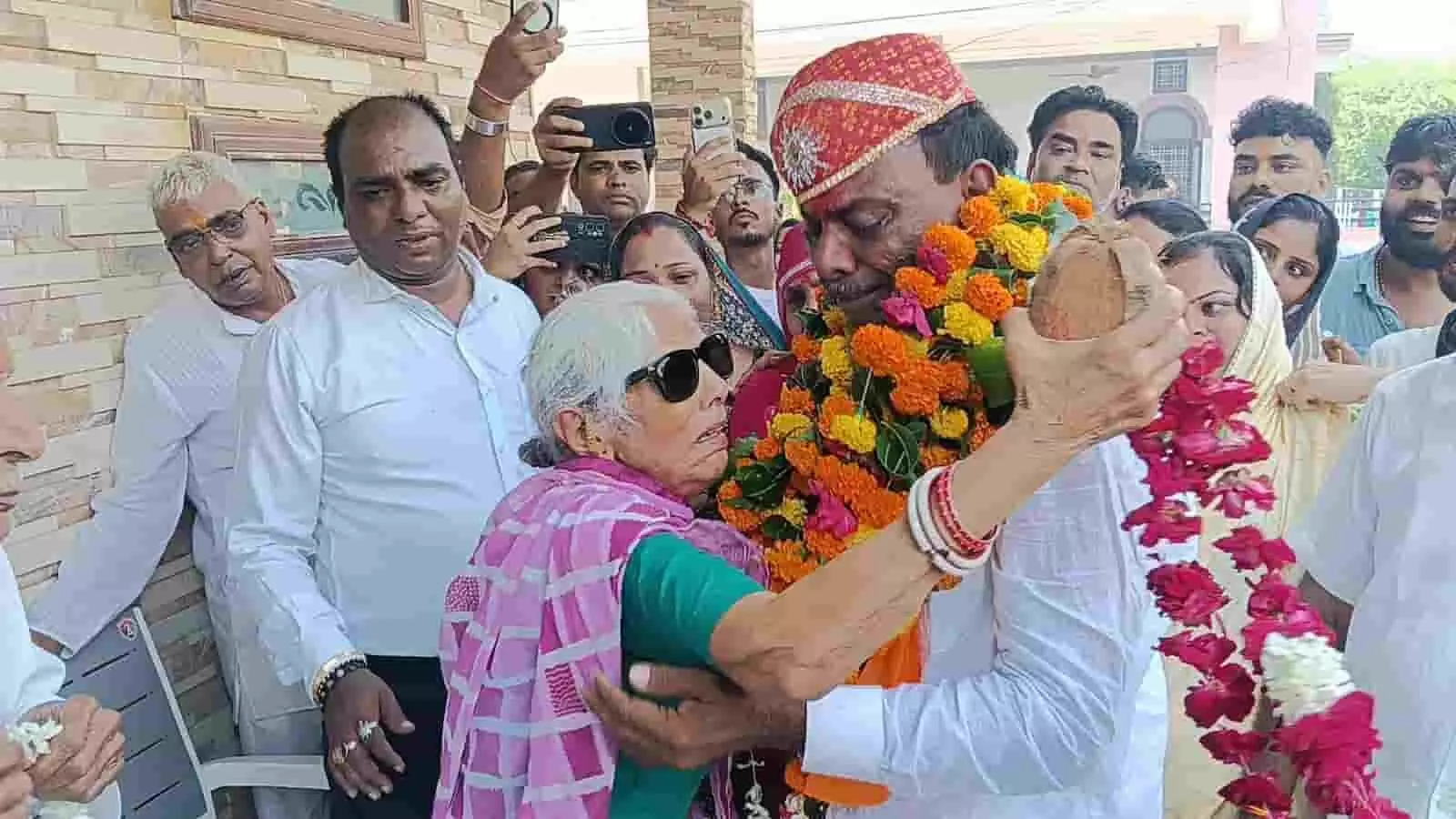 तस्वीर में दिख रहे माला पहने नरेश कुमार जैन को एक महिला गले लगाती हुई नजर आ रही है। तस्वीर में दिख रहे माला पहने नरेश कुमार जैन को एक महिला गले लगाती हुई नजर आ रही है।