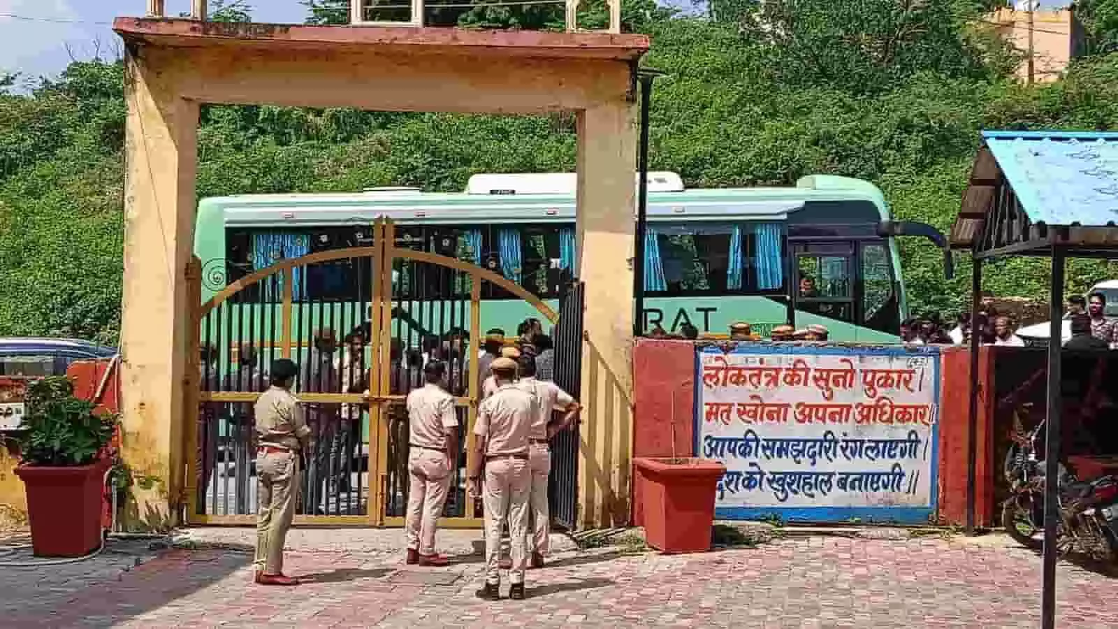 तस्वीर में दिख रही बस के आगे सुरक्षा के लिए गेट पर पुलिसकर्मी खड़े हैं। तस्वीर में दिख रही बस के आगे सुरक्षा के लिए गेट पर पुलिसकर्मी खड़े हैं।