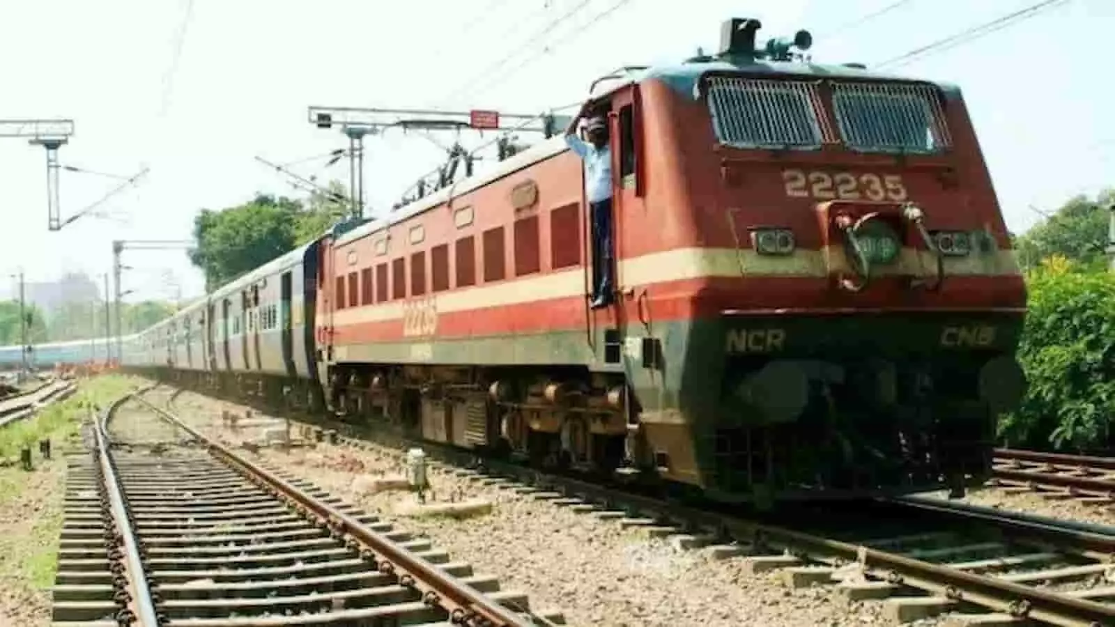 रेलवे ट्रैक पर खड़ी भगत की कोठी जम्मूतवी एक्सप्रेस ट्रेन। रेलवे ट्रैक पर खड़ी भगत की कोठी जम्मूतवी एक्सप्रेस ट्रेन।