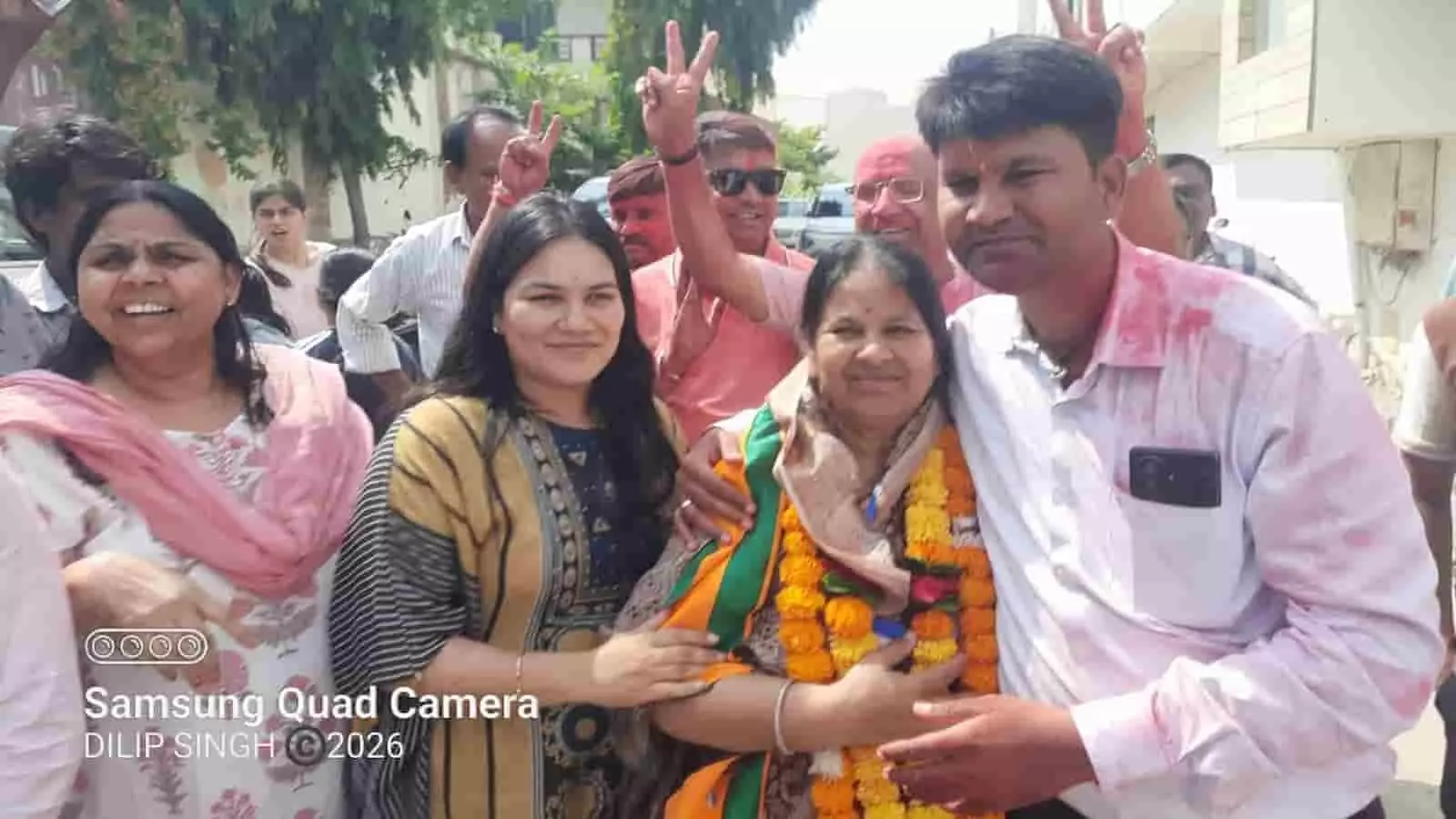 तस्वीर में ब्यावर में जीत के बाद समर्थकों के साथ दिख रही हैं बीजेपी प्रत्याशी पुष्पा बल्दुआ। तस्वीर में ब्यावर में जीत के बाद समर्थकों के साथ दिख रही हैं बीजेपी प्रत्याशी पुष्पा बल्दुआ।