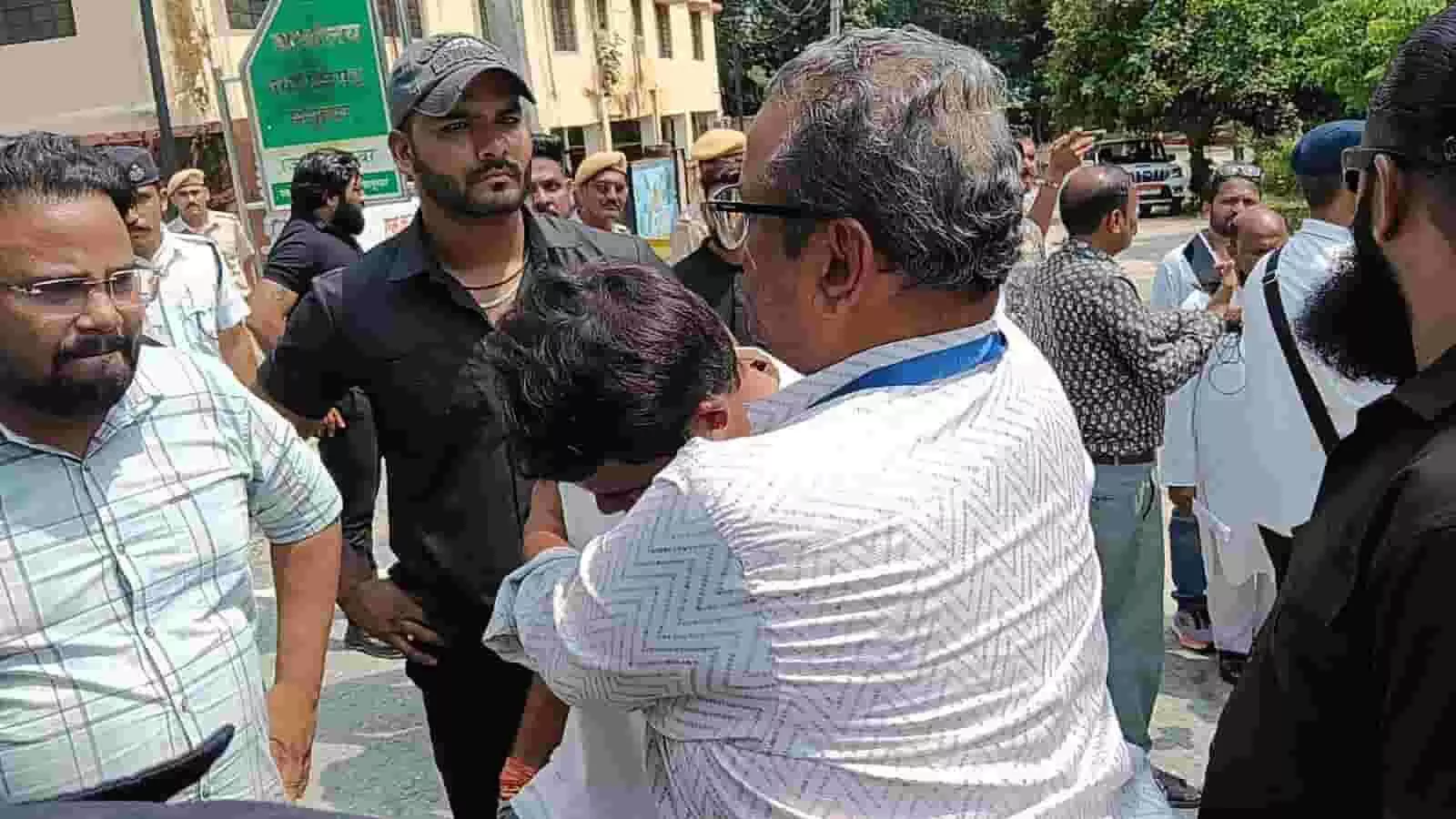 तस्वीर में दिख रही भीड़ के बीच एक व्यक्ति रोते हुए दूसरे व्यक्ति के गले लगा हुआ है। तस्वीर में दिख रही भीड़ के बीच एक व्यक्ति रोते हुए दूसरे व्यक्ति के गले लगा हुआ है।