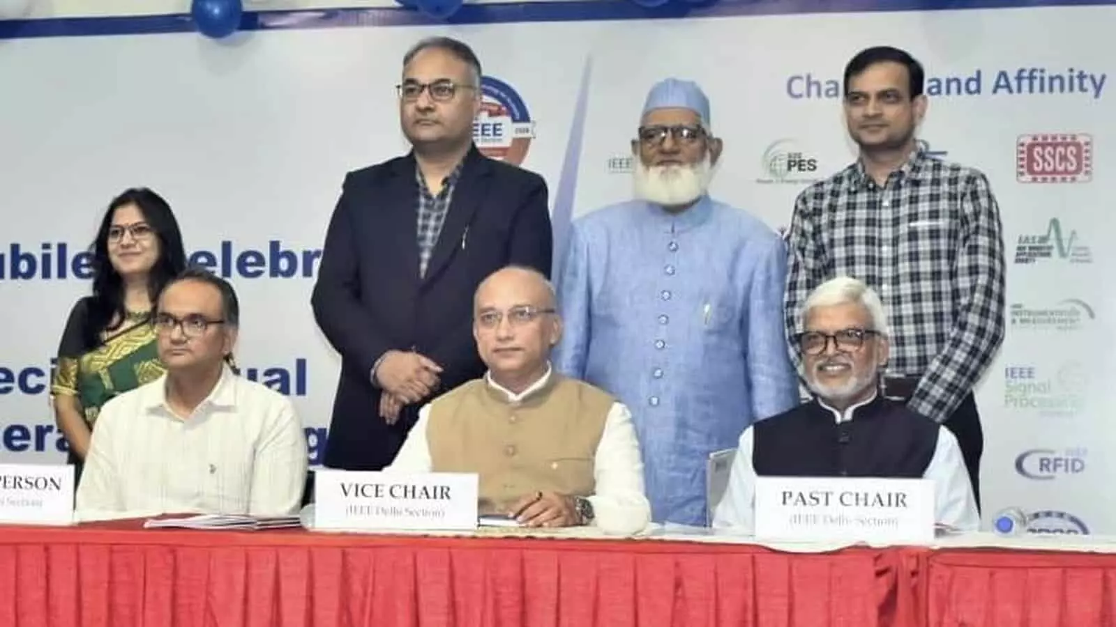 तस्वीर में आगे और पीछे की पंक्तियों में खड़े तथा बैठे हुए कई गणमान्य व्यक्ति दिखाई दे रहे हैं, जिनके आगे Vice Chair और Past Chair की तख्तियां रखी हैं। तस्वीर में आगे और पीछे की पंक्तियों में खड़े तथा बैठे हुए कई गणमान्य व्यक्ति दिखाई दे रहे हैं, जिनके आगे Vice Chair और Past Chair की तख्तियां रखी हैं।