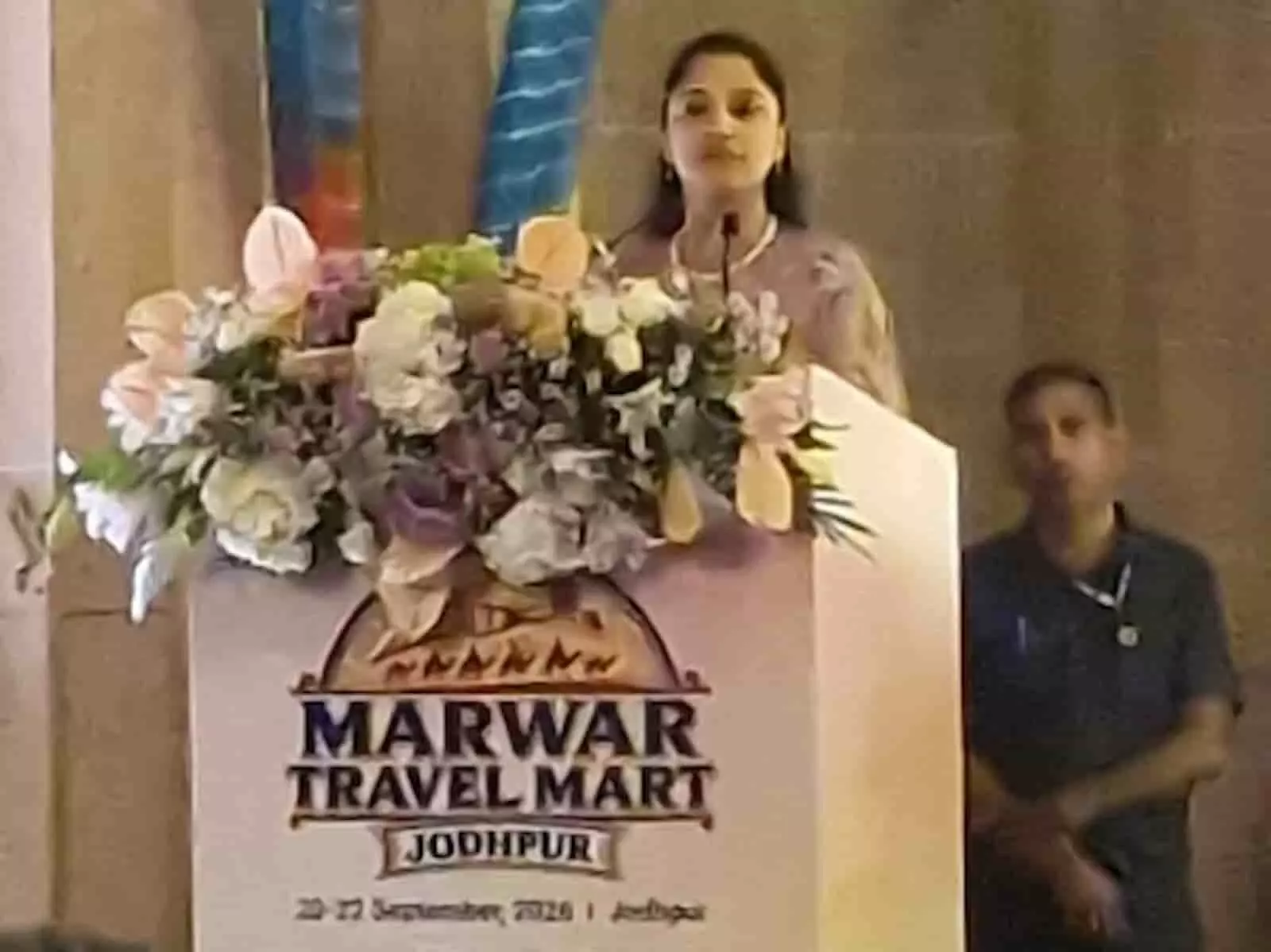 तस्वीर में मंच पर खड़ी महिला मारवाड़ ट्रेवल मार्ट के दौरान संबोधित कर रही हैं. तस्वीर में मंच पर खड़ी महिला मारवाड़ ट्रेवल मार्ट के दौरान संबोधित कर रही हैं.