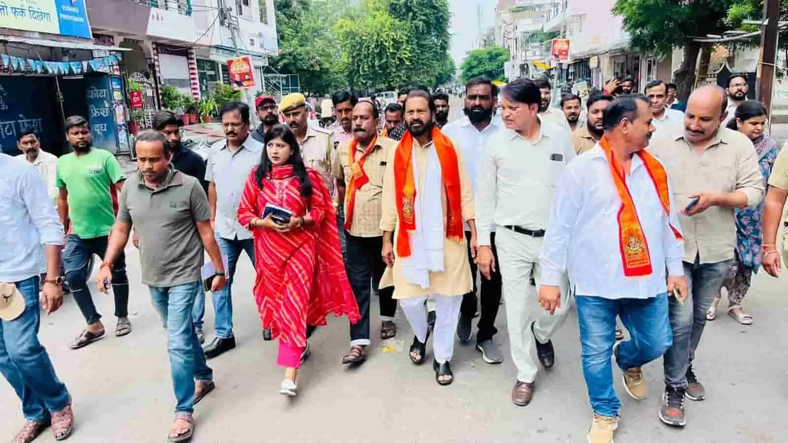 तस्वीर में विधायक संदीप शर्मा अन्य अधिकारियों और लोगों के साथ कोटा की सड़क पर पैदल निरीक्षण करते हुए चल रहे हैं। तस्वीर में विधायक संदीप शर्मा अन्य अधिकारियों और लोगों के साथ कोटा की सड़क पर पैदल निरीक्षण करते हुए चल रहे हैं।