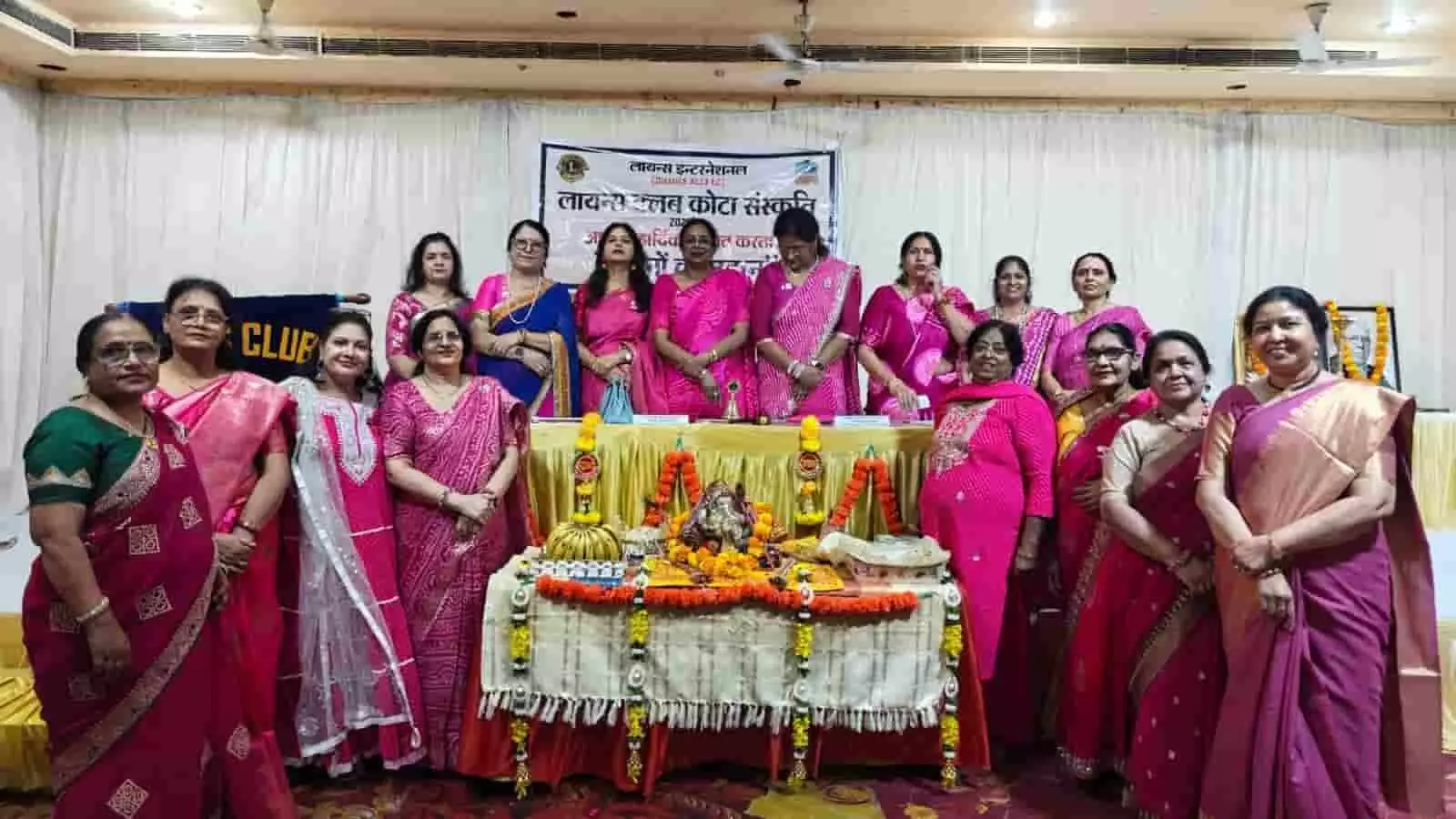 : तस्वीर में लायंस क्लब कोटा संस्कृति की कई महिलाएं पारंपरिक पोशाक में गणेशोत्सव कार्यक्रम के दौरान मंच के पास खड़ी हैं। : तस्वीर में लायंस क्लब कोटा संस्कृति की कई महिलाएं पारंपरिक पोशाक में गणेशोत्सव कार्यक्रम के दौरान मंच के पास खड़ी हैं।