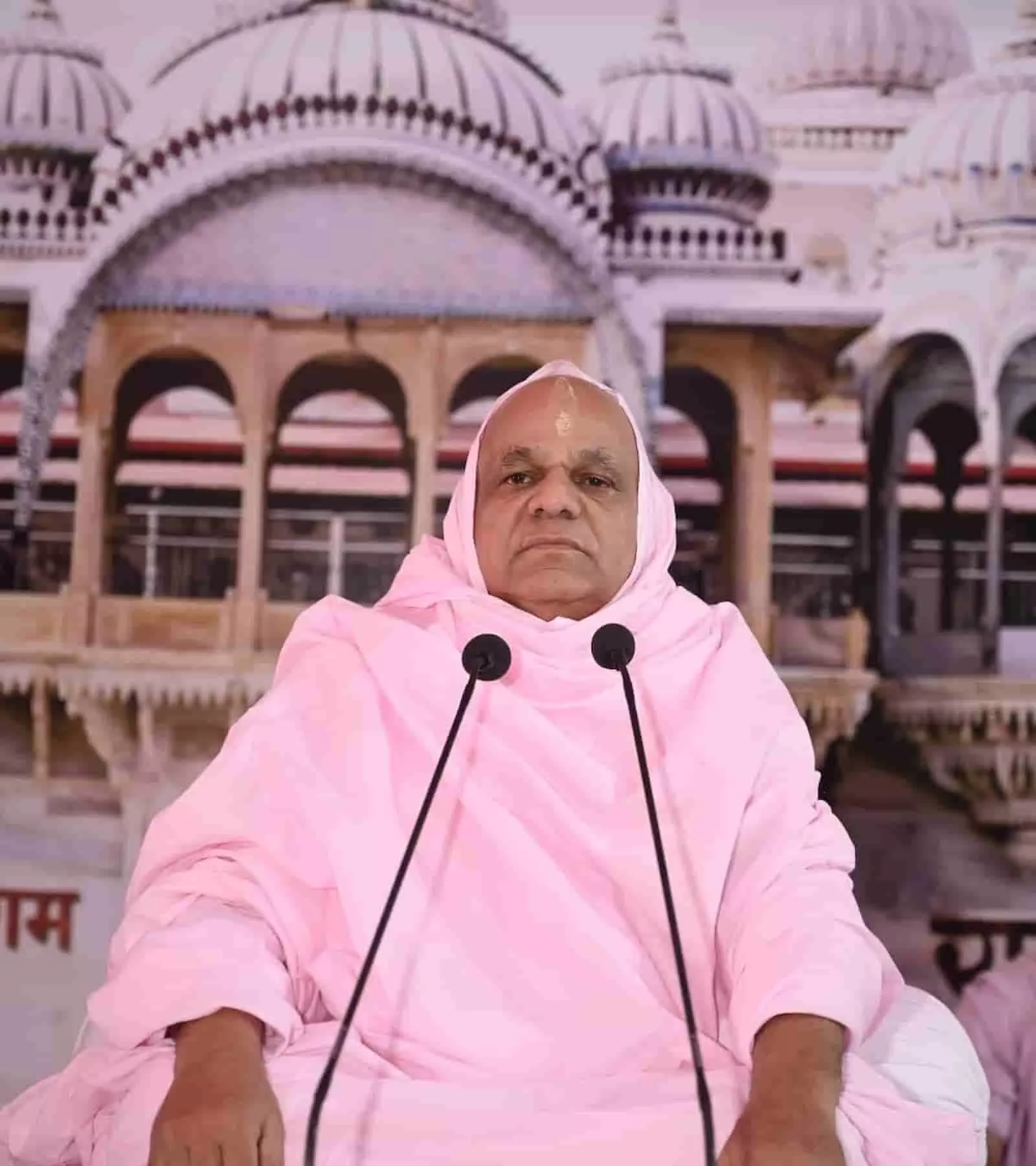 तस्वीर में रामस्नेही सम्प्रदाय के आचार्य स्वामी श्रीरामदयालजी महाराज भीलवाड़ा के मंच पर माइक के समक्ष बैठे हैं। तस्वीर में रामस्नेही सम्प्रदाय के आचार्य स्वामी श्रीरामदयालजी महाराज भीलवाड़ा के मंच पर माइक के समक्ष बैठे हैं।