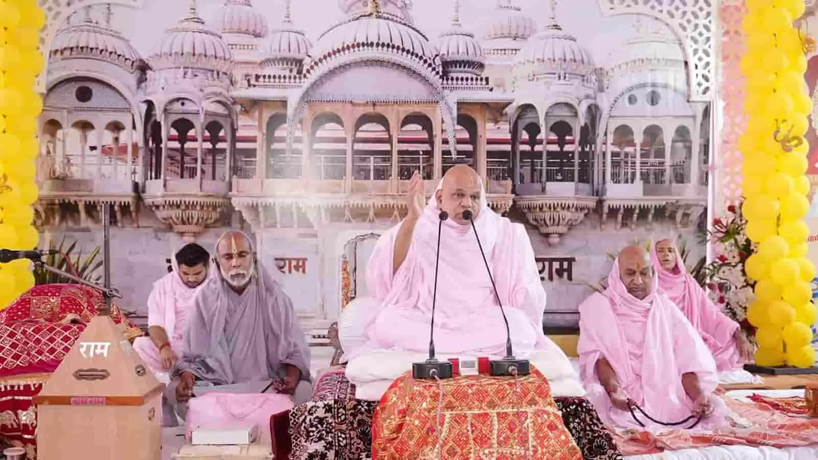 तस्वीर में स्वामी श्रीरामदयालजी महाराज अन्य संतों के साथ व्यास पीठ पर बैठकर प्रवचन दे रहे हैं। तस्वीर में स्वामी श्रीरामदयालजी महाराज अन्य संतों के साथ व्यास पीठ पर बैठकर प्रवचन दे रहे हैं।