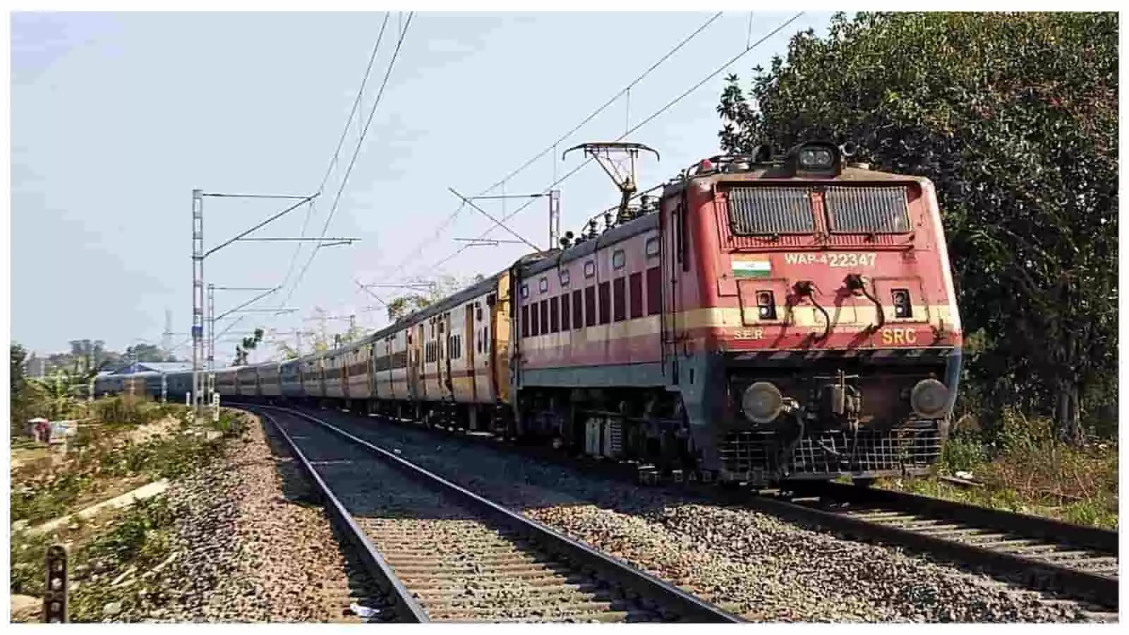 तस्वीर में रेलवे ट्रैक पर दौड़ती हुई एक एक्सप्रेस ट्रेन नजर आ रही है। तस्वीर में रेलवे ट्रैक पर दौड़ती हुई एक एक्सप्रेस ट्रेन नजर आ रही है।