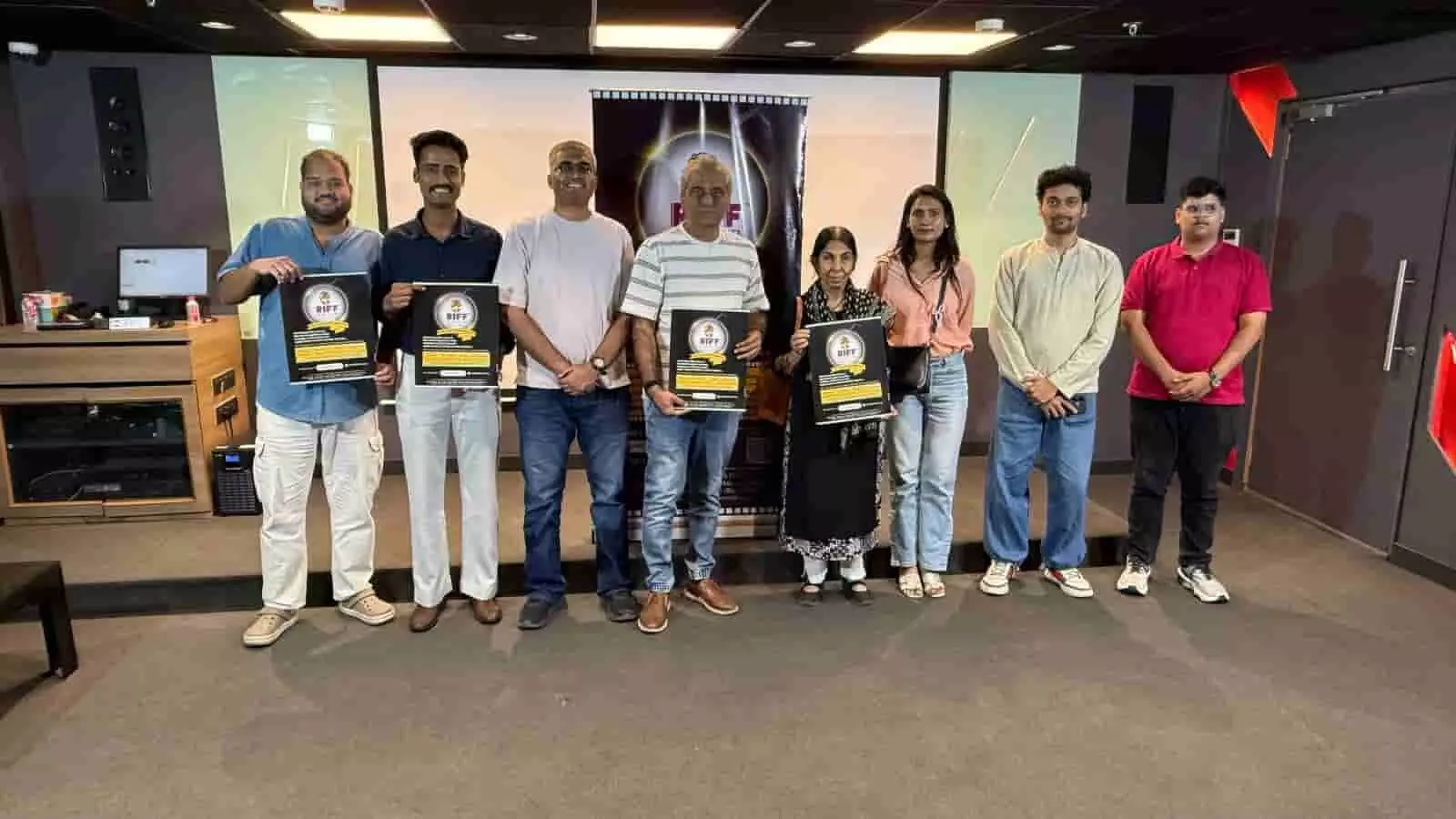 तस्वीर में जयपुर के ऑडिटोरियम में फिल्म स्क्रीनिंग के दौरान पोस्टर के साथ खड़े लोग दिख रहे हैं। तस्वीर में जयपुर के ऑडिटोरियम में फिल्म स्क्रीनिंग के दौरान पोस्टर के साथ खड़े लोग दिख रहे हैं।
