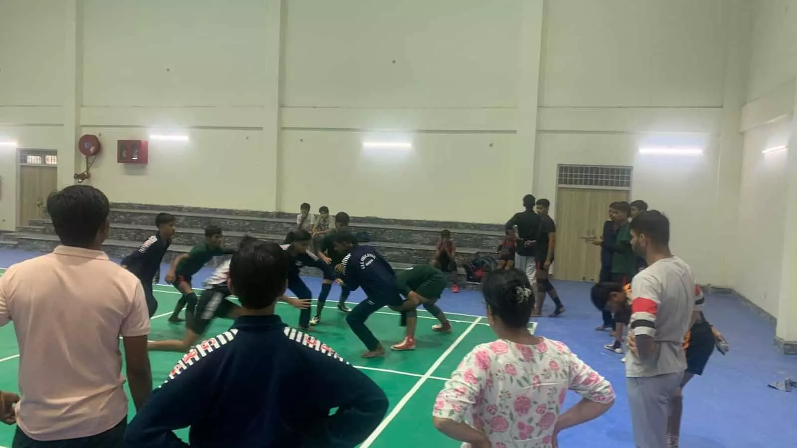 तस्वीर में दिख रहे खिलाड़ी इंडोर खेल परिसर में मैट पर कबड्डी का अभ्यास कर रहे हैं। तस्वीर में दिख रहे खिलाड़ी इंडोर खेल परिसर में मैट पर कबड्डी का अभ्यास कर रहे हैं।