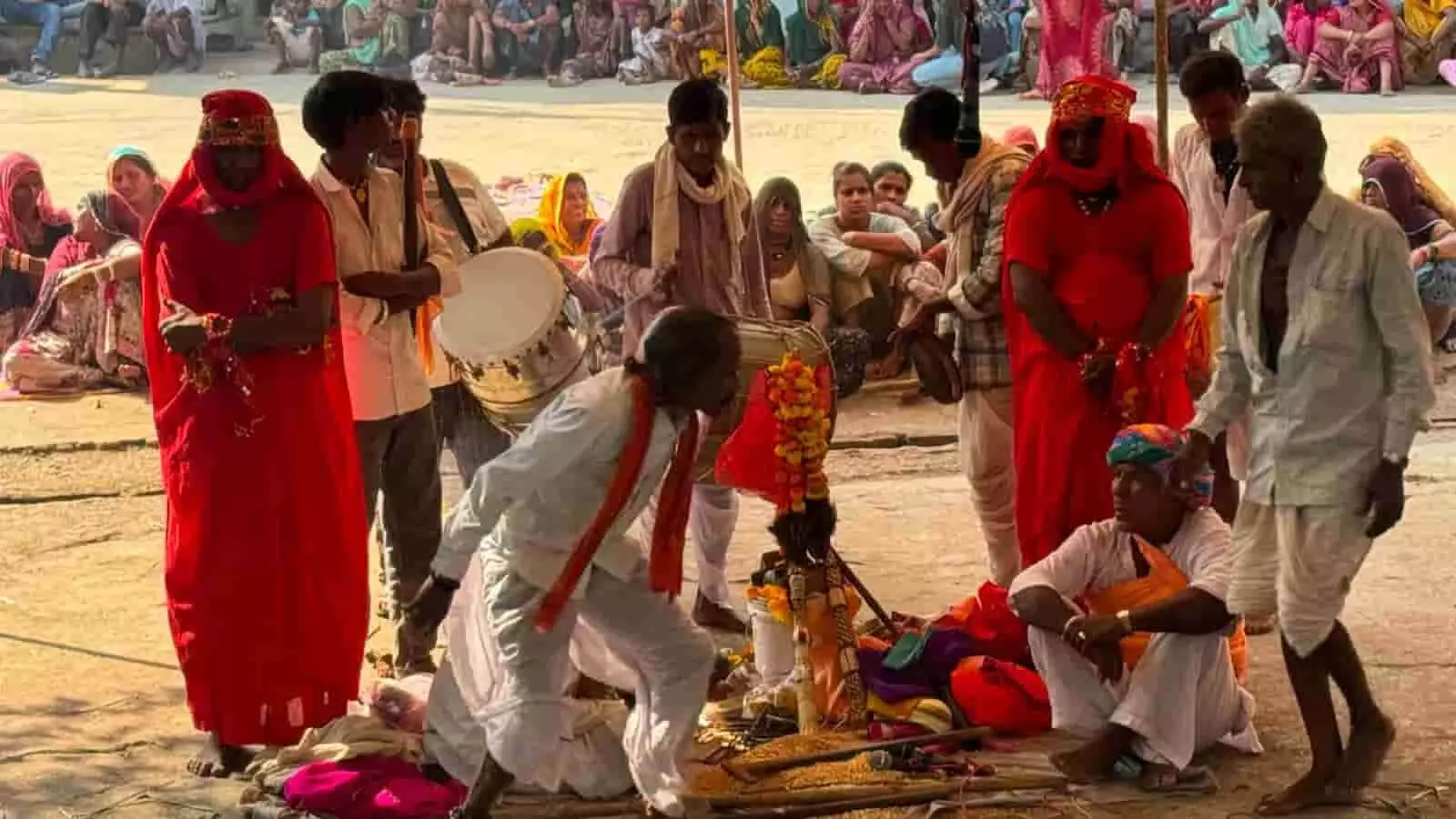 तस्वीर में पारंपरिक लाल और सफेद परिधान पहने लोक कलाकार मांदल की थाप पर नृत्य प्रस्तुत कर रहे हैं। तस्वीर में पारंपरिक लाल और सफेद परिधान पहने लोक कलाकार मांदल की थाप पर नृत्य प्रस्तुत कर रहे हैं।