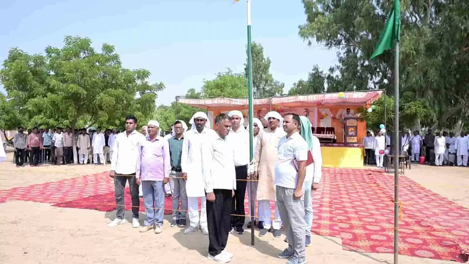 तस्वीर में पिचकरांई विद्यालय के खेल मैदान में खड़े मुख्य अतिथि और गणमान्य व्यक्ति दिख रहे हैं। तस्वीर में पिचकरांई विद्यालय के खेल मैदान में खड़े मुख्य अतिथि और गणमान्य व्यक्ति दिख रहे हैं।