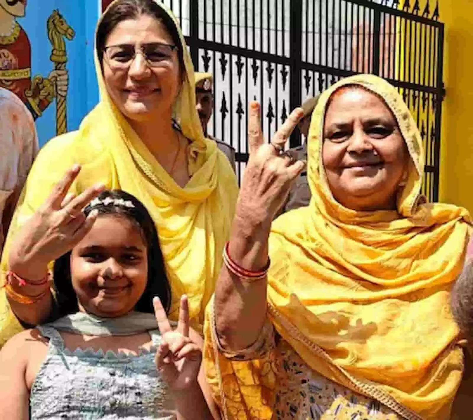 तस्वीर में नवनिर्वाचित अध्यक्ष हाजन खातून टाक और अन्य महिलाएं नोहर नगरपालिका चुनाव के संदर्भ में नजर आ रही हैं। तस्वीर में नवनिर्वाचित अध्यक्ष हाजन खातून टाक और अन्य महिलाएं नोहर नगरपालिका चुनाव के संदर्भ में नजर आ रही हैं।
