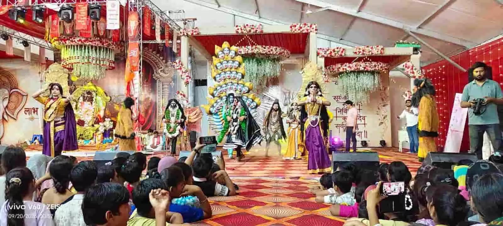 तस्वीर में दिख रही पुरानी अनाज मंडी में मंच पर सजी झांकी और उपस्थित श्रद्धालु। तस्वीर में दिख रही पुरानी अनाज मंडी में मंच पर सजी झांकी और उपस्थित श्रद्धालु।
