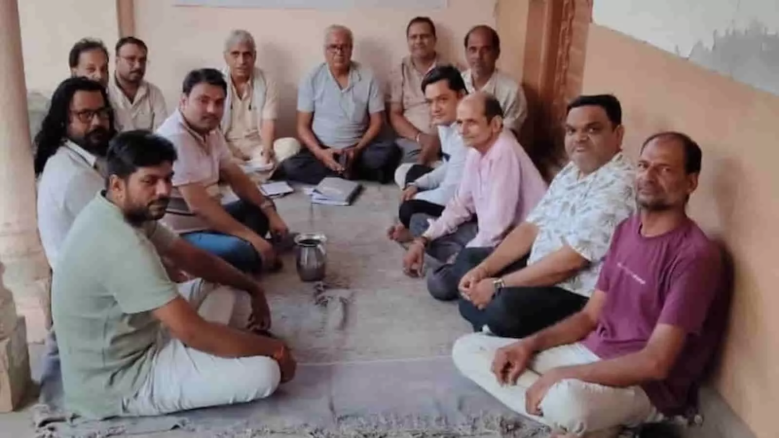 तस्वीर में झुंझुनूं में स्वर्णकार समाज के लोग बैठक करते हुए नजर आ रहे हैं। तस्वीर में झुंझुनूं में स्वर्णकार समाज के लोग बैठक करते हुए नजर आ रहे हैं।