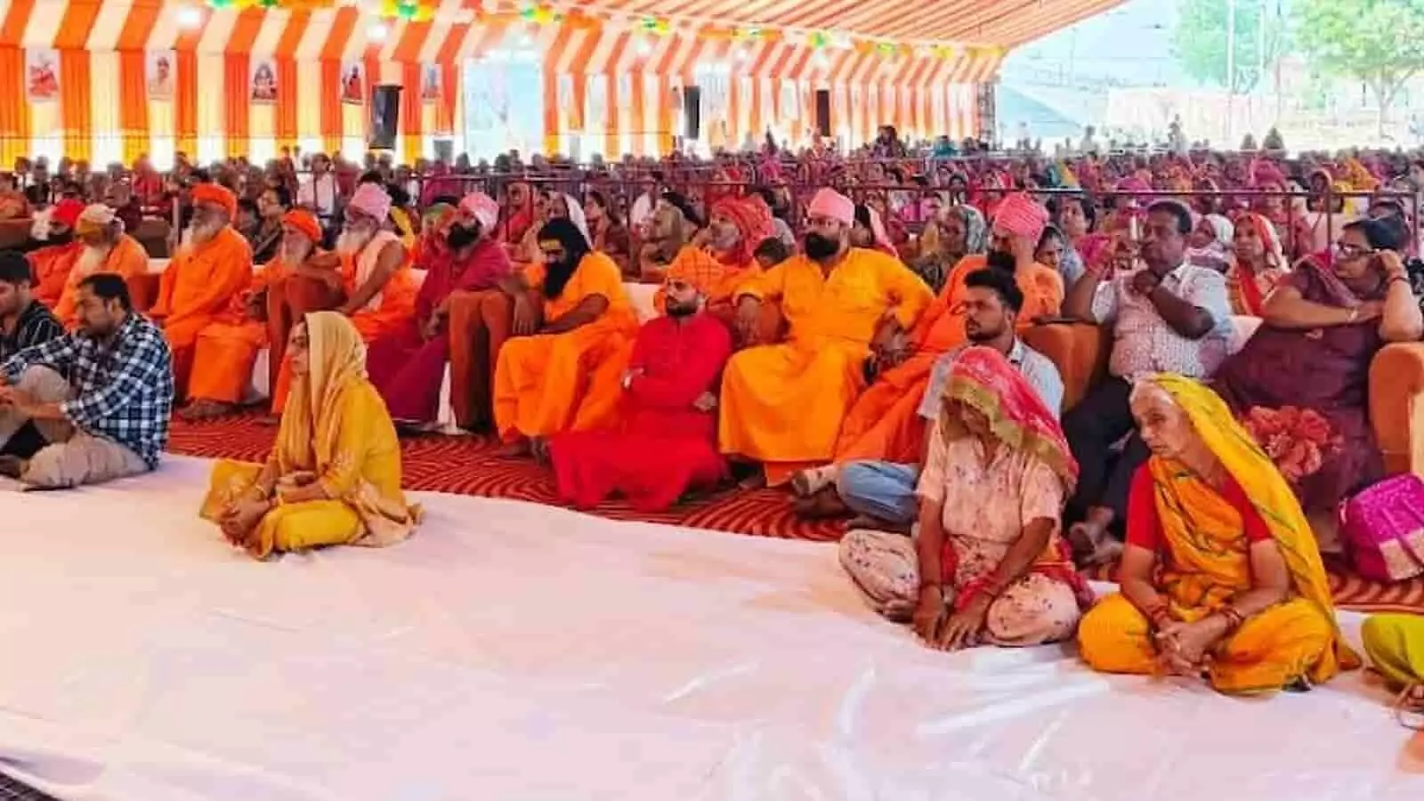तस्वीर में झुंझुनूं के बीबासर में आयोजित धार्मिक कथा में बैठे हुए श्रद्धालु नजर आ रहे हैं। तस्वीर में झुंझुनूं के बीबासर में आयोजित धार्मिक कथा में बैठे हुए श्रद्धालु नजर आ रहे हैं।