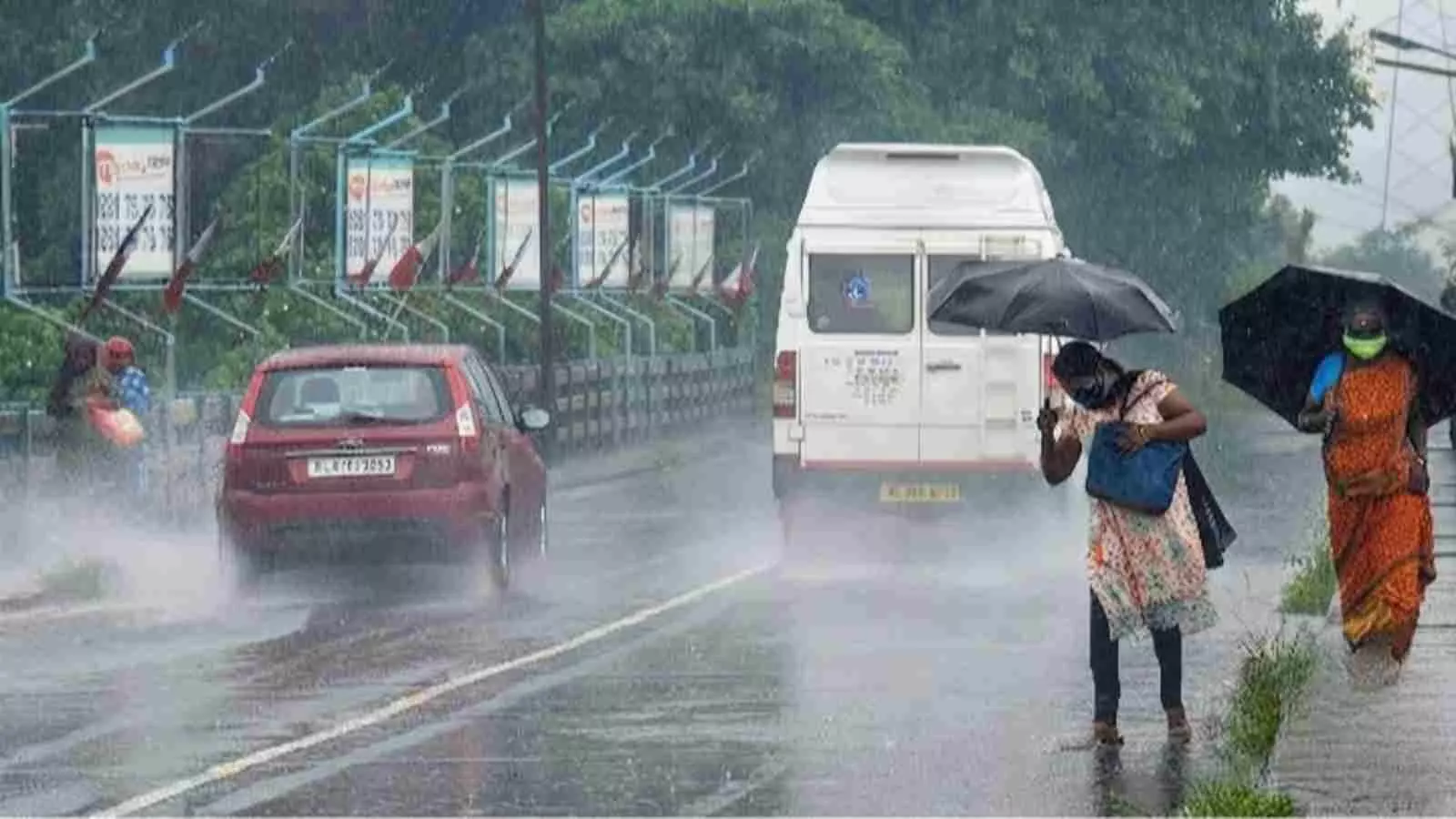 बारिश के दौरान सड़क पर चलते लोग और वाहन दक्षिण भारत में मौसम खराब होने के संदर्भ में| बारिश के दौरान सड़क पर चलते लोग और वाहन दक्षिण भारत में मौसम खराब होने के संदर्भ में|