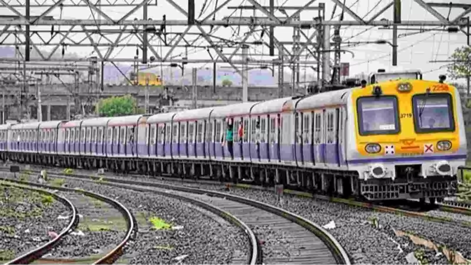 मुंबई में पटरियों पर दौड़ती हुई लोकल ट्रेन की तस्वीर। मुंबई में पटरियों पर दौड़ती हुई लोकल ट्रेन की तस्वीर।