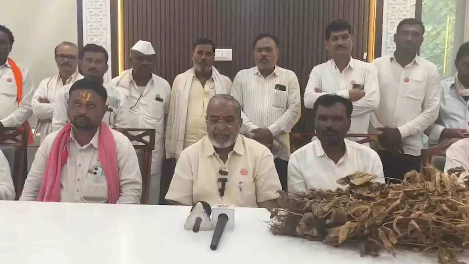 तस्वीर में नेता राजू शेट्टी टेबल के सामने बैठकर अपने समर्थकों के साथ प्रेस कॉन्फ्रेंस को संबोधित कर रहे हैं। तस्वीर में नेता राजू शेट्टी टेबल के सामने बैठकर अपने समर्थकों के साथ प्रेस कॉन्फ्रेंस को संबोधित कर रहे हैं।