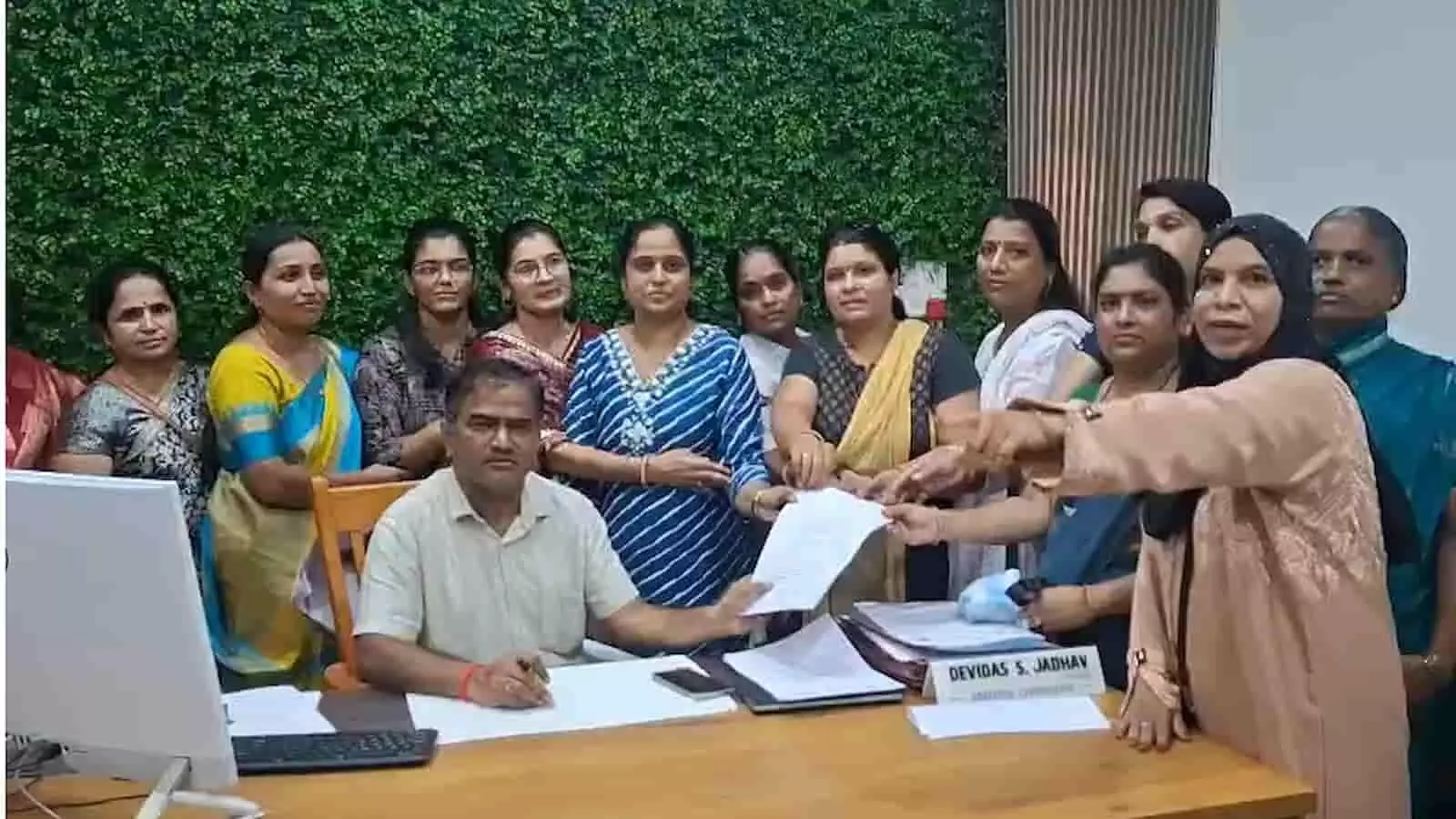 तस्वीर में संस्कृति नगरी कॉलोनी की महिलाएं एक अधिकारी को अपनी मांगों से संबंधित लिखित ज्ञापन सौंप रही हैं। तस्वीर में संस्कृति नगरी कॉलोनी की महिलाएं एक अधिकारी को अपनी मांगों से संबंधित लिखित ज्ञापन सौंप रही हैं।